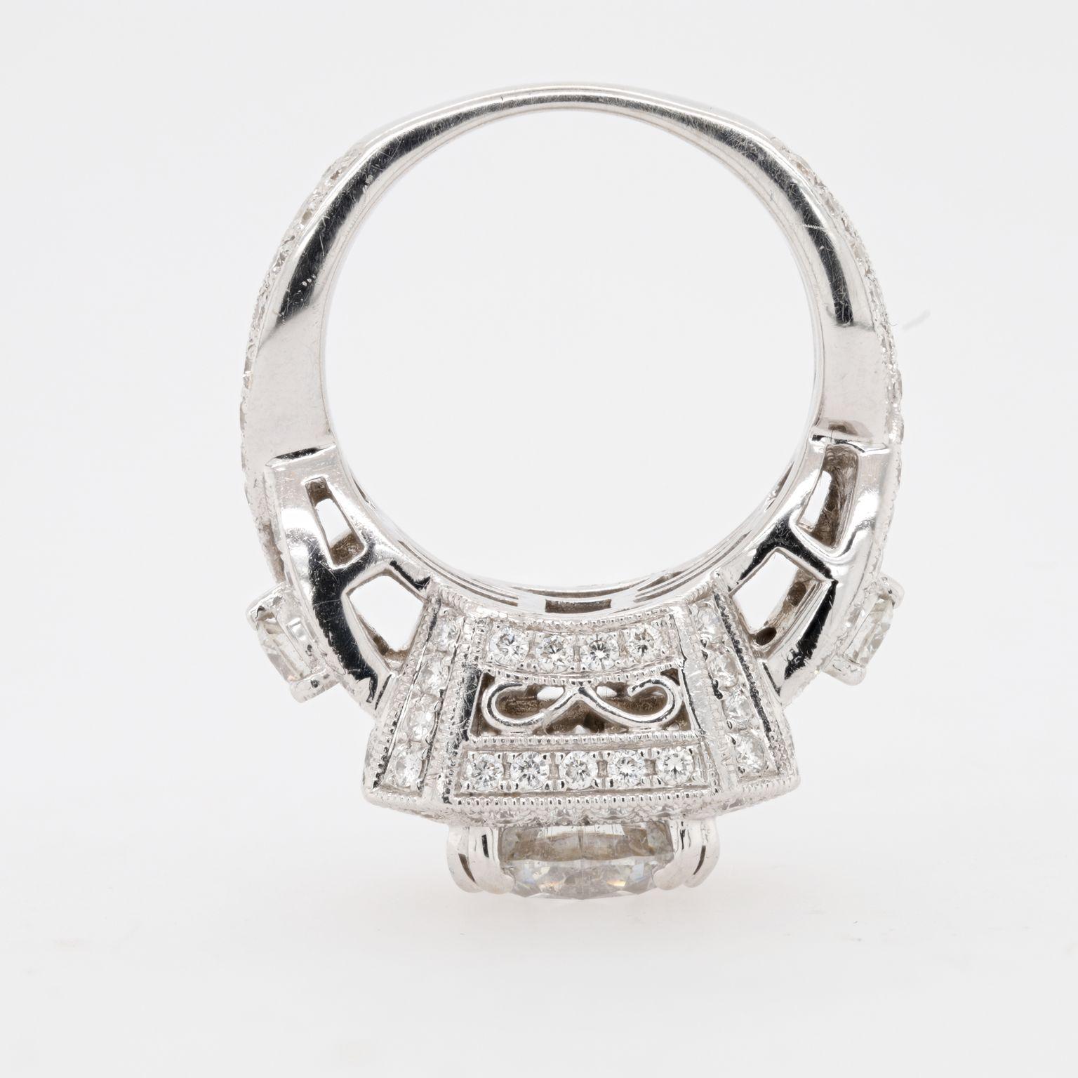 Bague de fiançailles Customade en or blanc 18kt avec un diamant de 2.73 ce rd serti dans une monture carrée filigranée avec un anneau tourbillon, total 1.50ct
