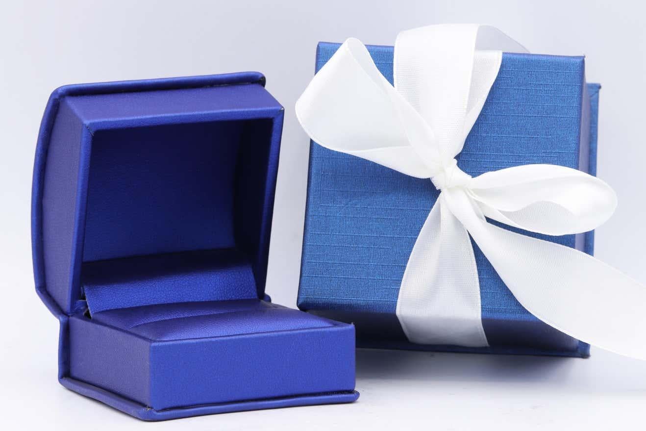 Bague de fiançailles personnalisée en or blanc 18 carats, de pureté renforcée Pour femmes en vente