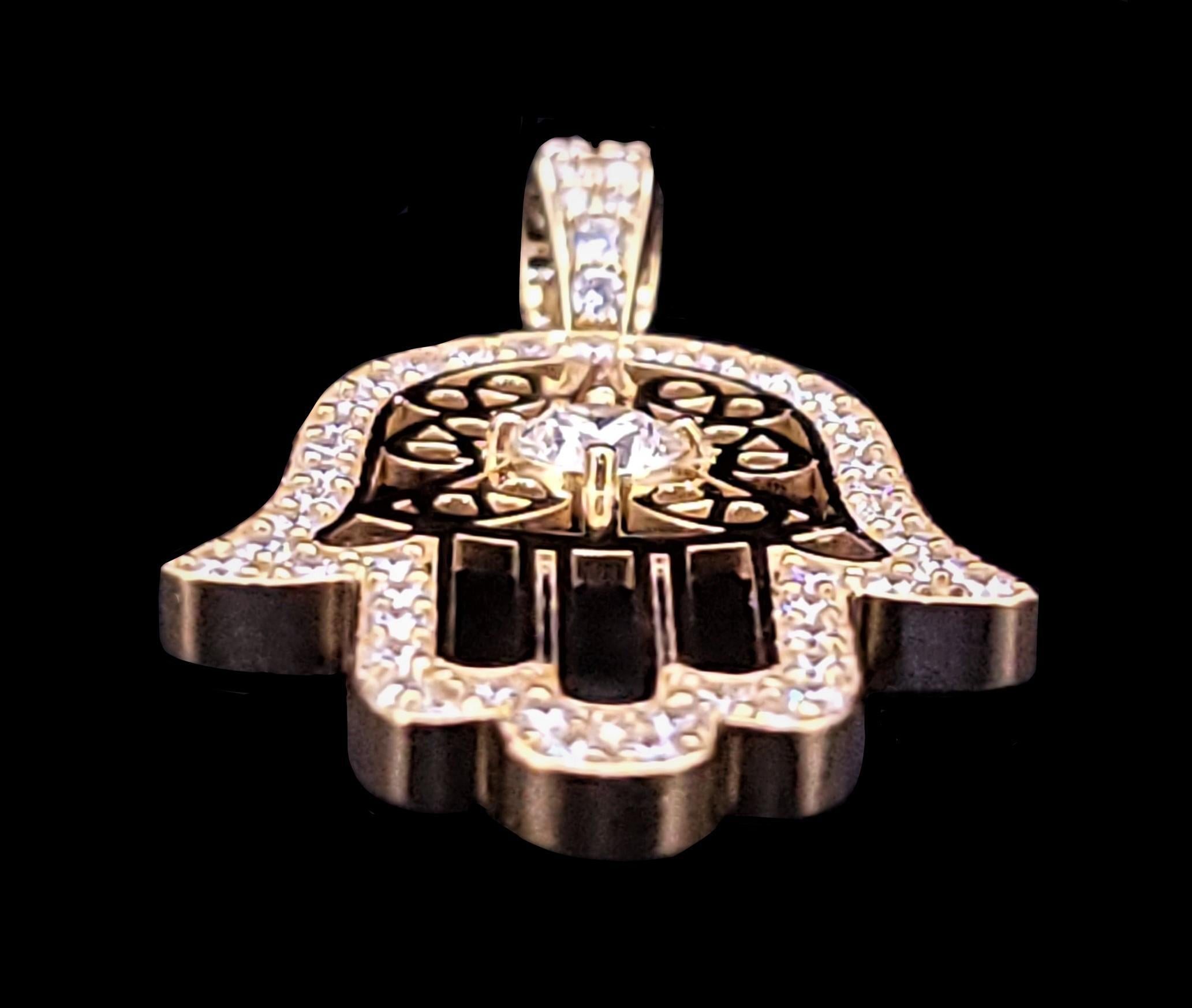 Taille ronde CUSTOM MADE Hamza  Pendentif en or jaune 14K avec diamants en vente