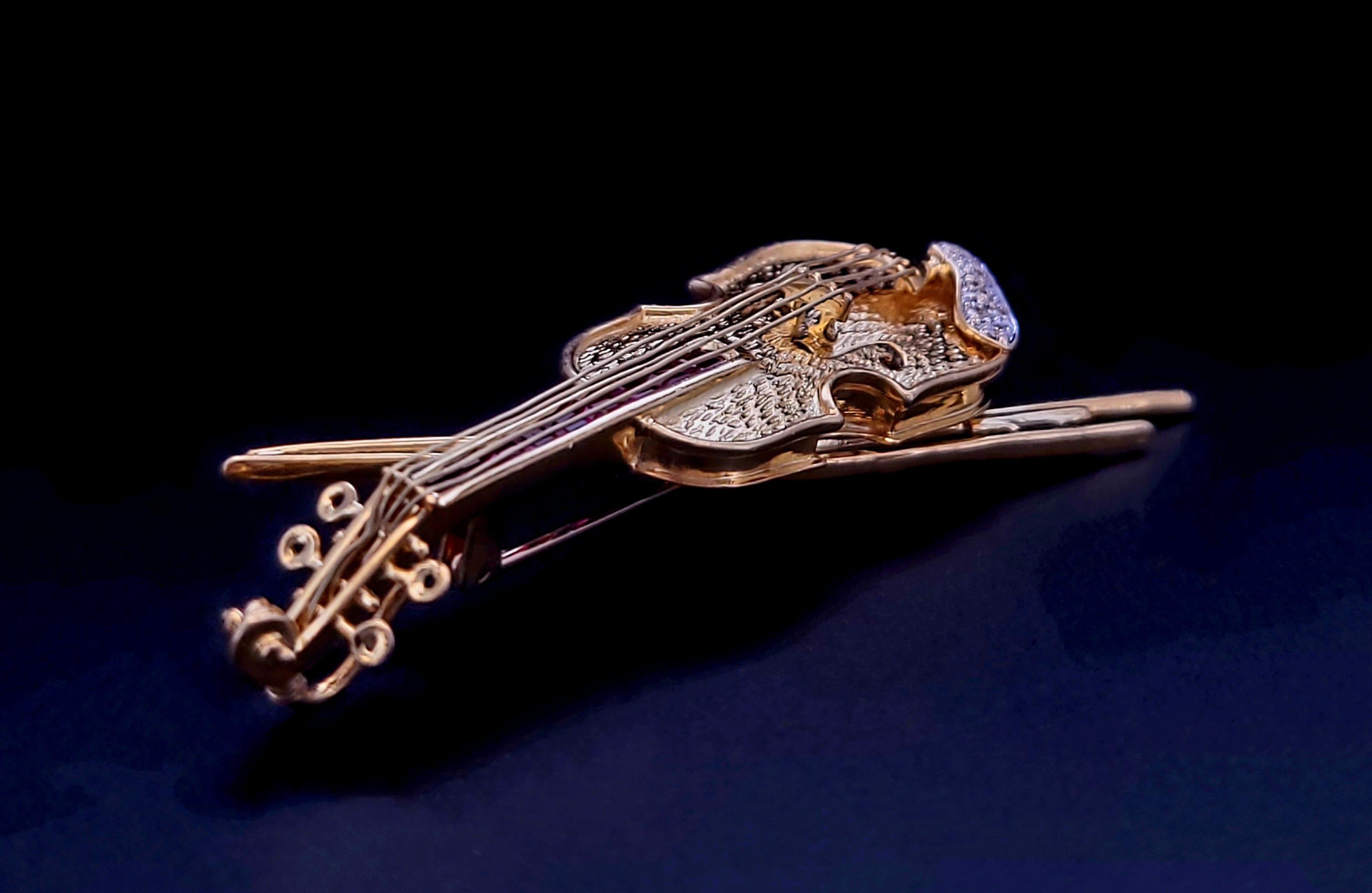 Custome Made Vintage Brooch With Ruby & Diamonds
Material: 18K Yellow Gold
Ruby: 9.0 ct
Diamonds: 15. ct
Violin Length: 48.5mm
Violin Width:15.6mm
Violin Thickness: 3.5mm
Brooch Weight: 9.9gm
Stick of Violin: 53.4 mm Length.
Condition