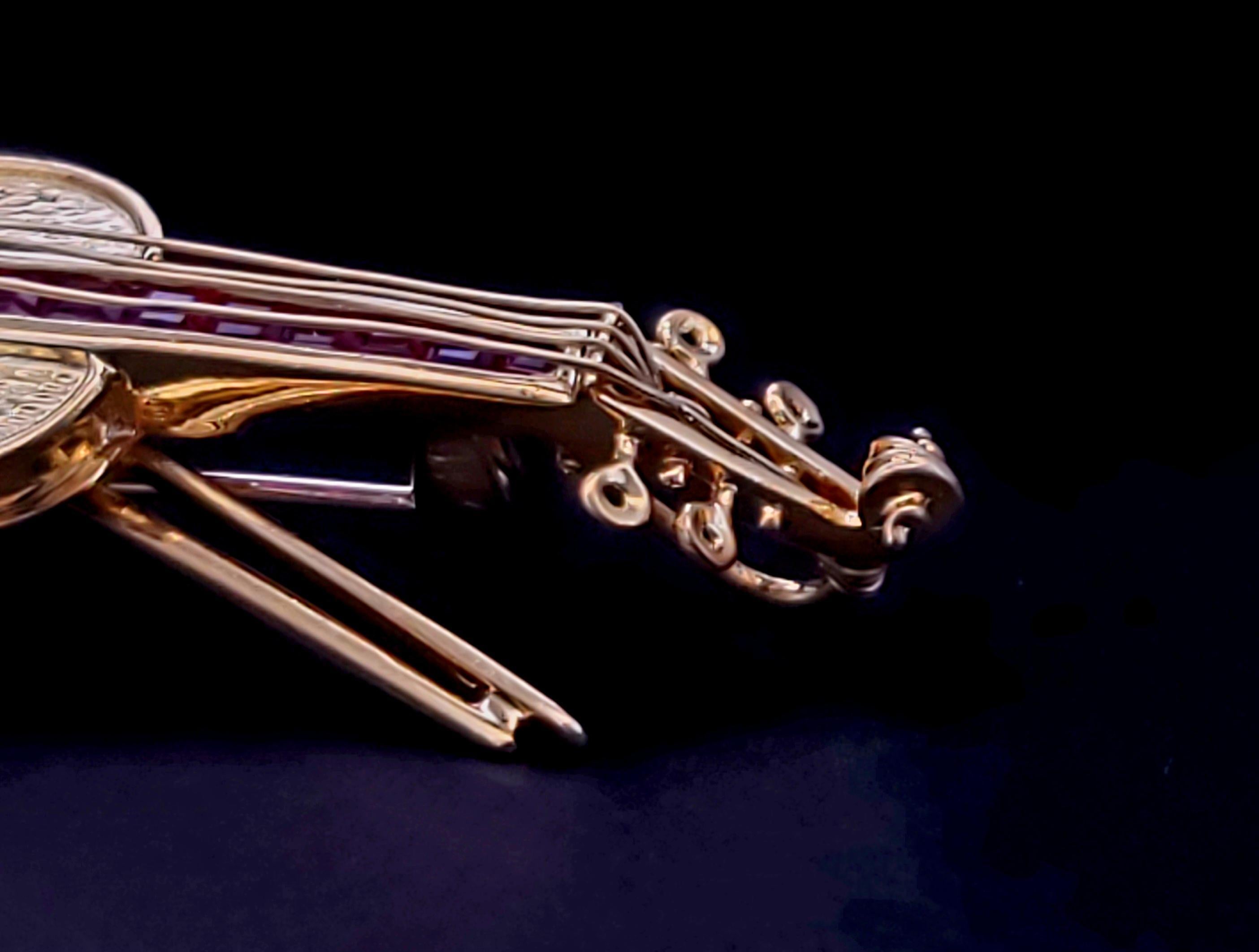Custome Made Vintage 18K Yellow Gold Violin Brooch With Ruby & Diamonds In Excellent Condition For Sale In New York, NY