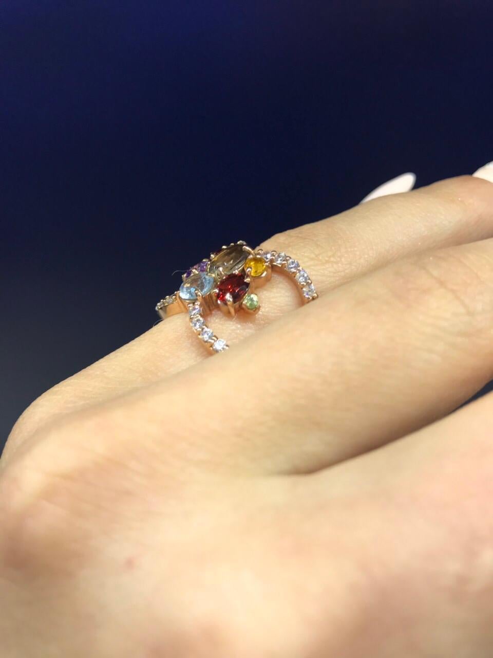 Anillo Personalizable de Tres Piedras de Oro Precioso Granate Peridoto Topacio Cuarzo Corte redondo en venta