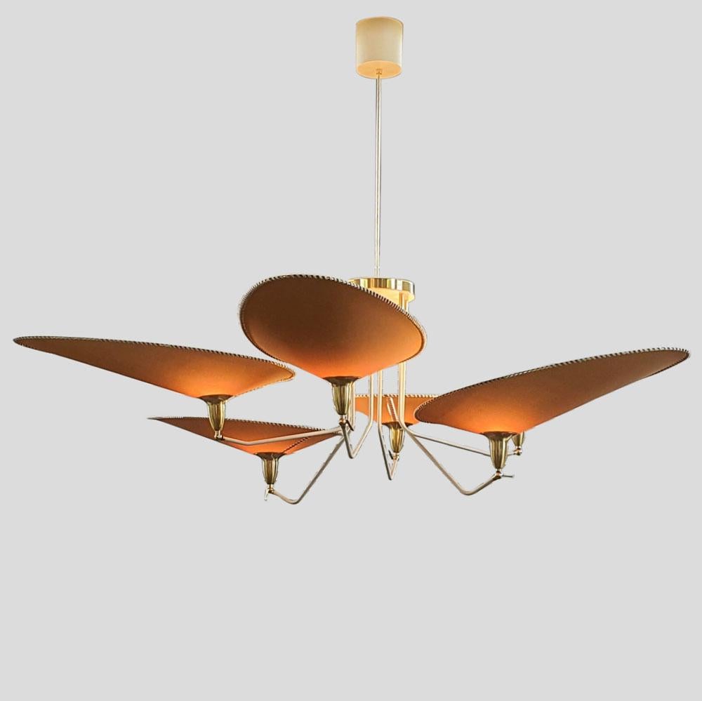 A very stunning ceiling light fixture tiled Spider Special Edition.
Spider Special Edition light is made of a brass structure, the arms are painted
in opaque ivory colour and are fixed on an iron disk of the same colour.
The diffusers are made of