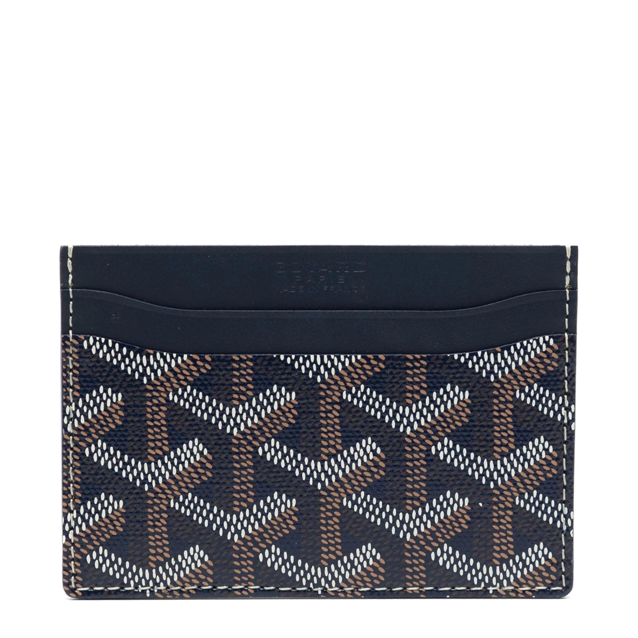 Confectionné en toile et en cuir, ce portefeuille Scrooge McDuck Saint Sulpice personnalisé est spécialement peint à la main dans le cadre de la collection Emotional Baggage de Rewind Vintage. Il est orné du monogramme emblématique de Goyard.