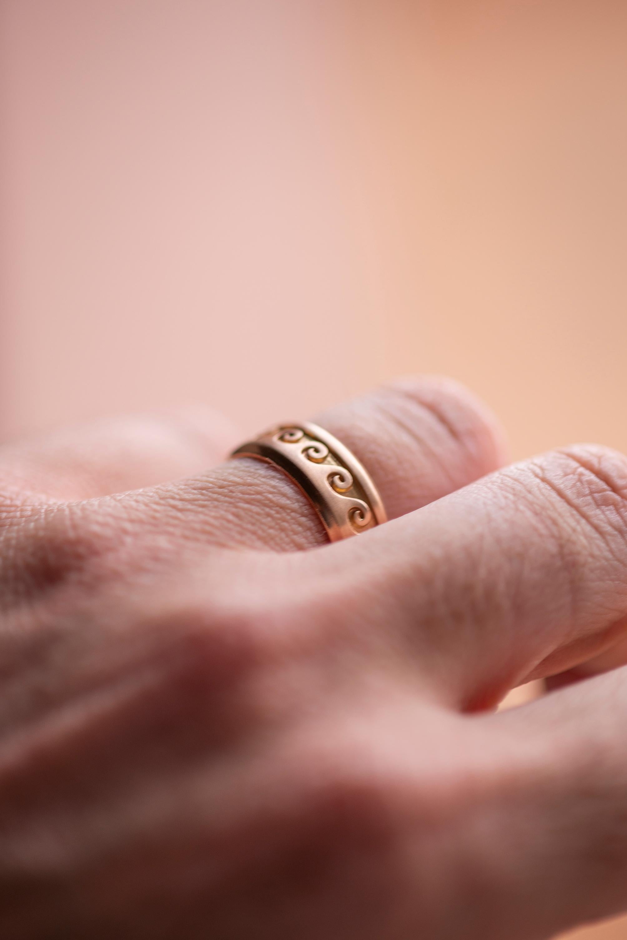 Anpassbarer 18 Karat Rose Gold Band Ring 
Hier gibt es einen wunderschönen Designring, handgefertigt aus 18 Karat Roségold und mit einer geprägten Welle verziert.
Dieser schöne Prägeeffekt wird durch eine feine Technik erzielt, bei der der Goldring