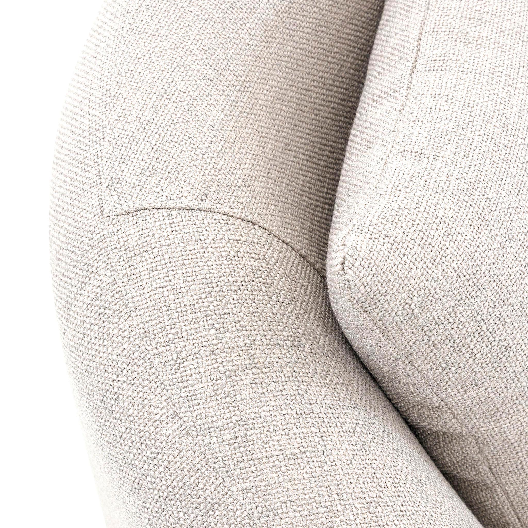 Divano a 4 posti personalizzabile con tessuto grigio chiaro e cuscini, design ad arco in vendita 2