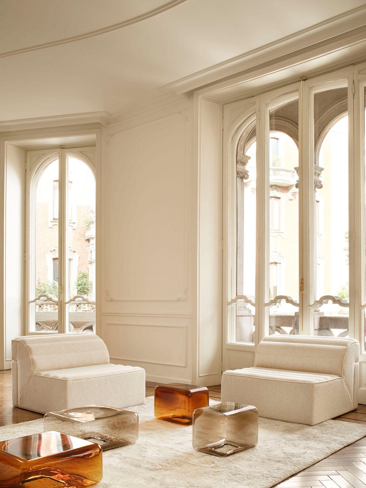 Matière, lumière et couleur fusionnent dans un jeu de matériaux intense dans la série de tables d'appoint Lokum, fabriquée par Sabin Marcelis pour Acerbis. C'est une collection qui capture la sophistication des formes minimalistes, mises en valeur