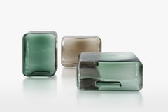 Table personnalisable Acerbis LOKUM en verre vert pétrole par Sabine Marcelis