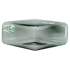 Table personnalisable Acerbis LOKUM en verre vert pétrole par Sabine Marcelis