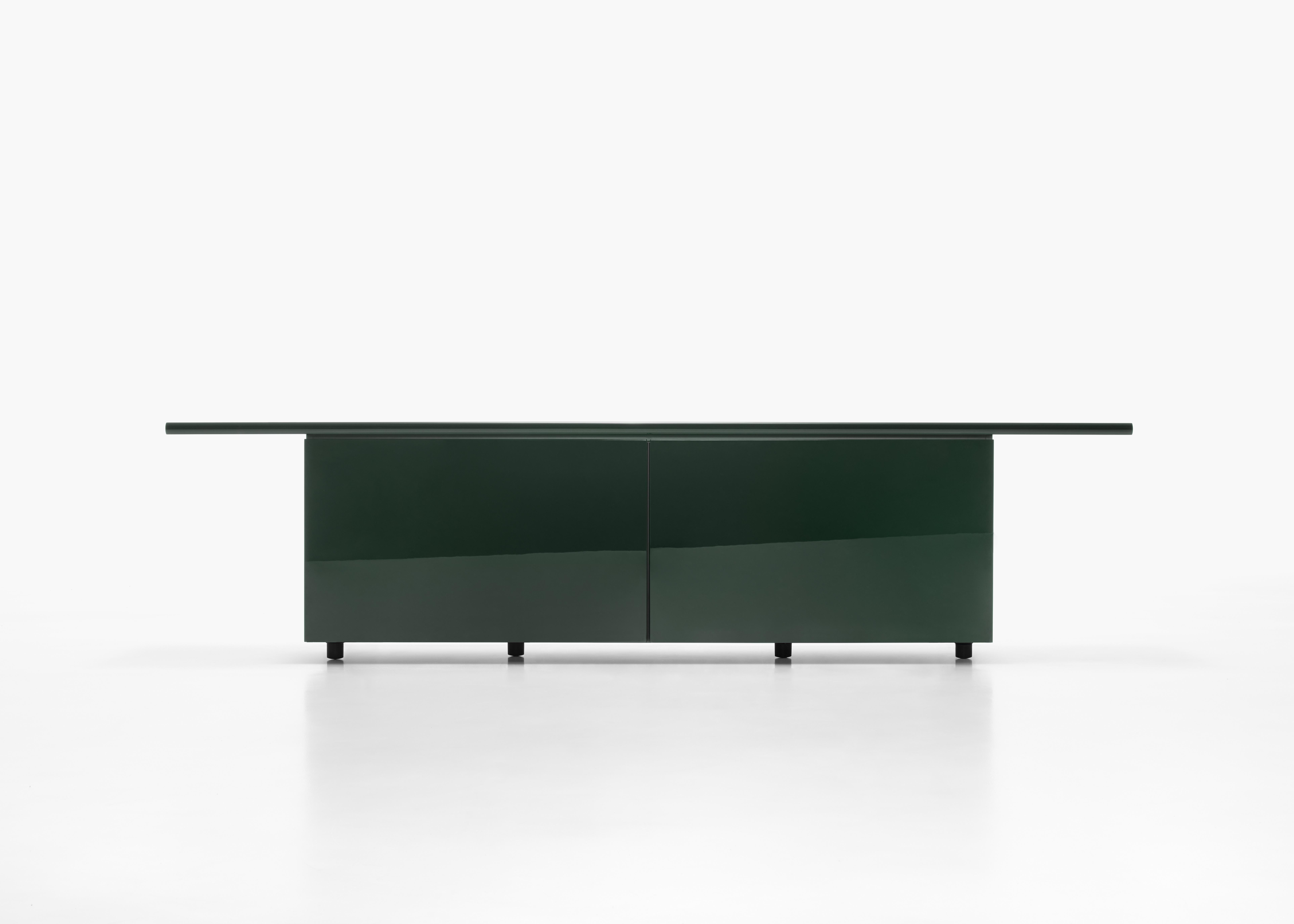 Un'icona del design fuori dal tempo e dalle mode. Lo Sheraton offre un nuovo
l'equilibrio tra un sistema chiuso estremamente semplice e formalmente puro
e una più funzionale e aperta, con un armadio scorrevole.
e porte allineate. Rappresenta