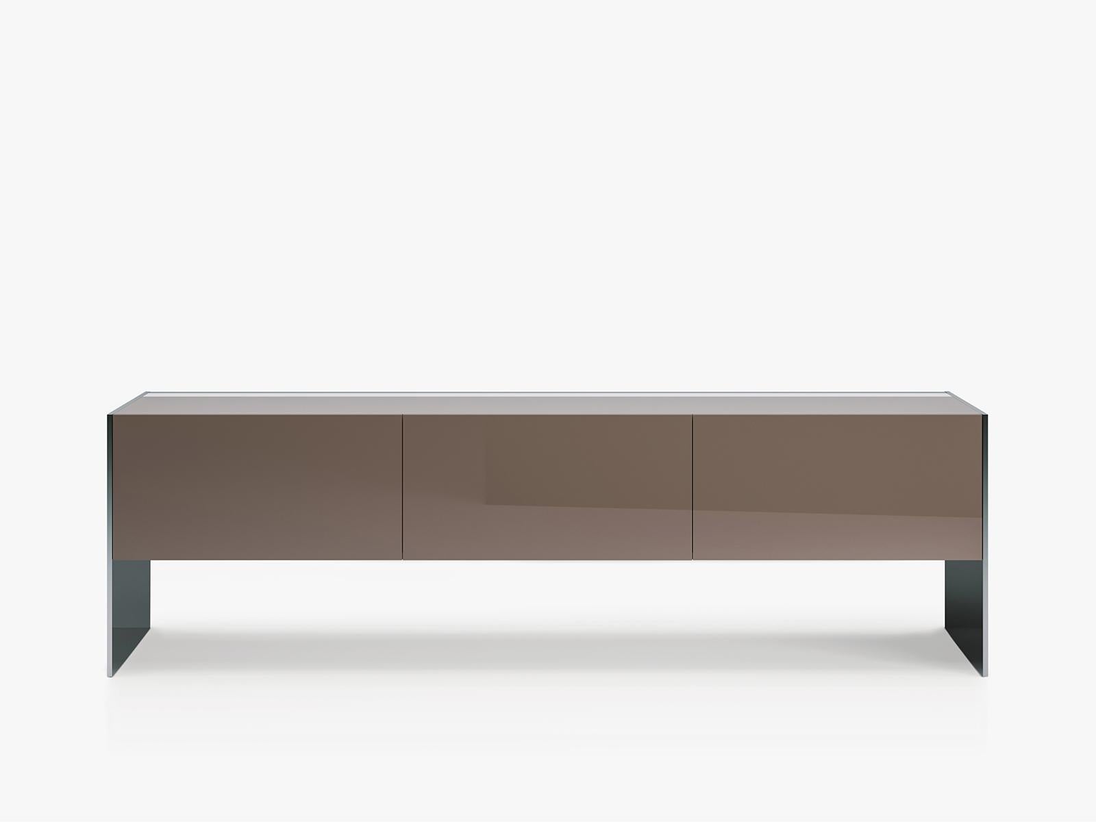 Lodovico Acerbis, qui appartient à Buratti et Acerbis, a créé cette pièce inhabituelle.
large buffet, mis en valeur par une structure minimaliste qui repose sur une base en bois.
sur deux panneaux latéraux éphémères en acier poli miroir, et
baigné