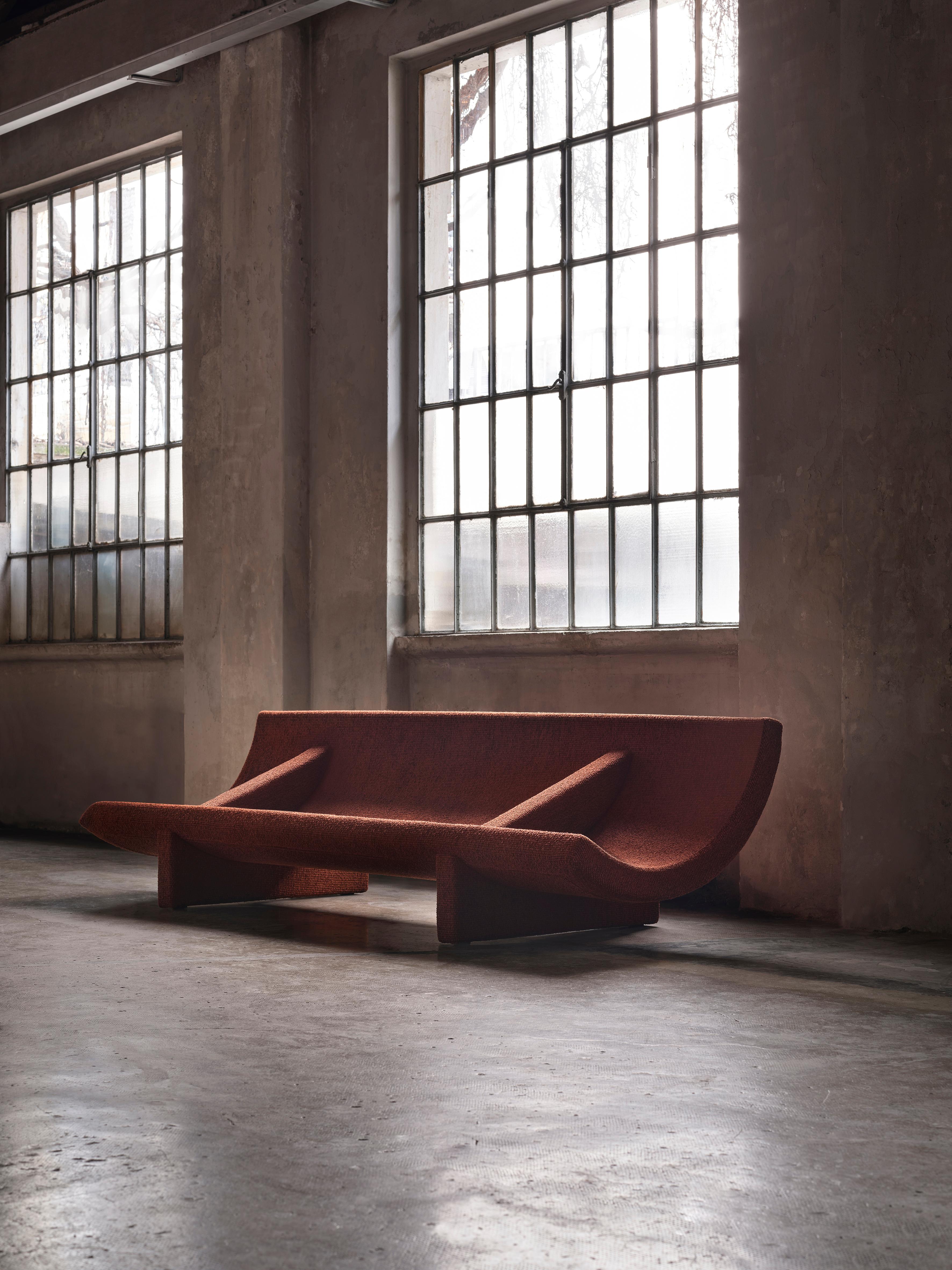 La Colección Trench encarna la visión de Philippe Malouin para Acerbis: sofás y sillones que reinterpretan el concepto de asiento tapizado con nuevas proporciones. Su forma pura, casi ancestral, emana una presencia escultural, pero asombra por su