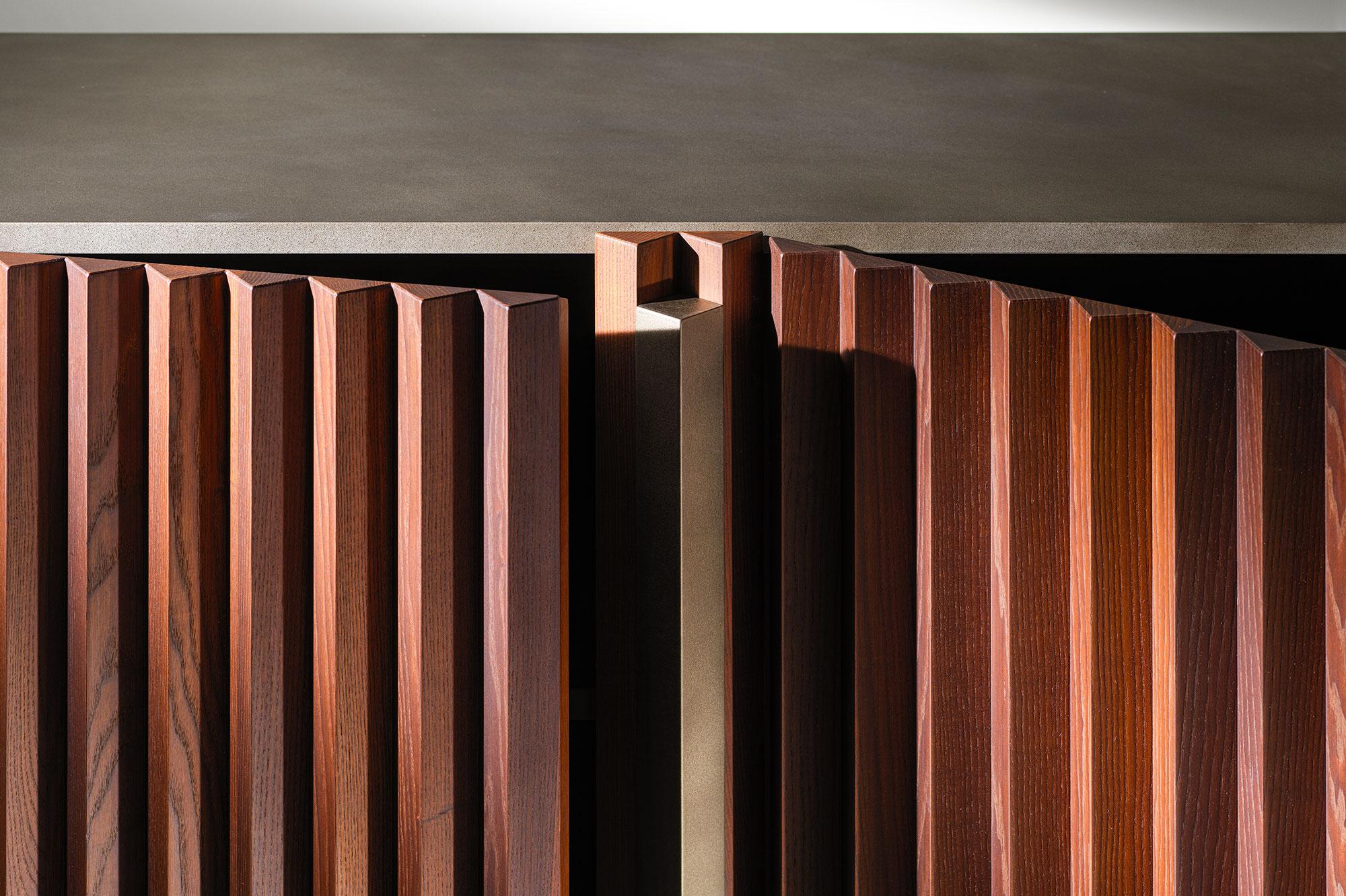 Design Carlo Cumini

Storage unit with structure in black or white lacquered wood agglomerate and with one internal shelf per compartment. Doors and base made of heat-treated ash with hand-finished inlays.
On request external structure with light