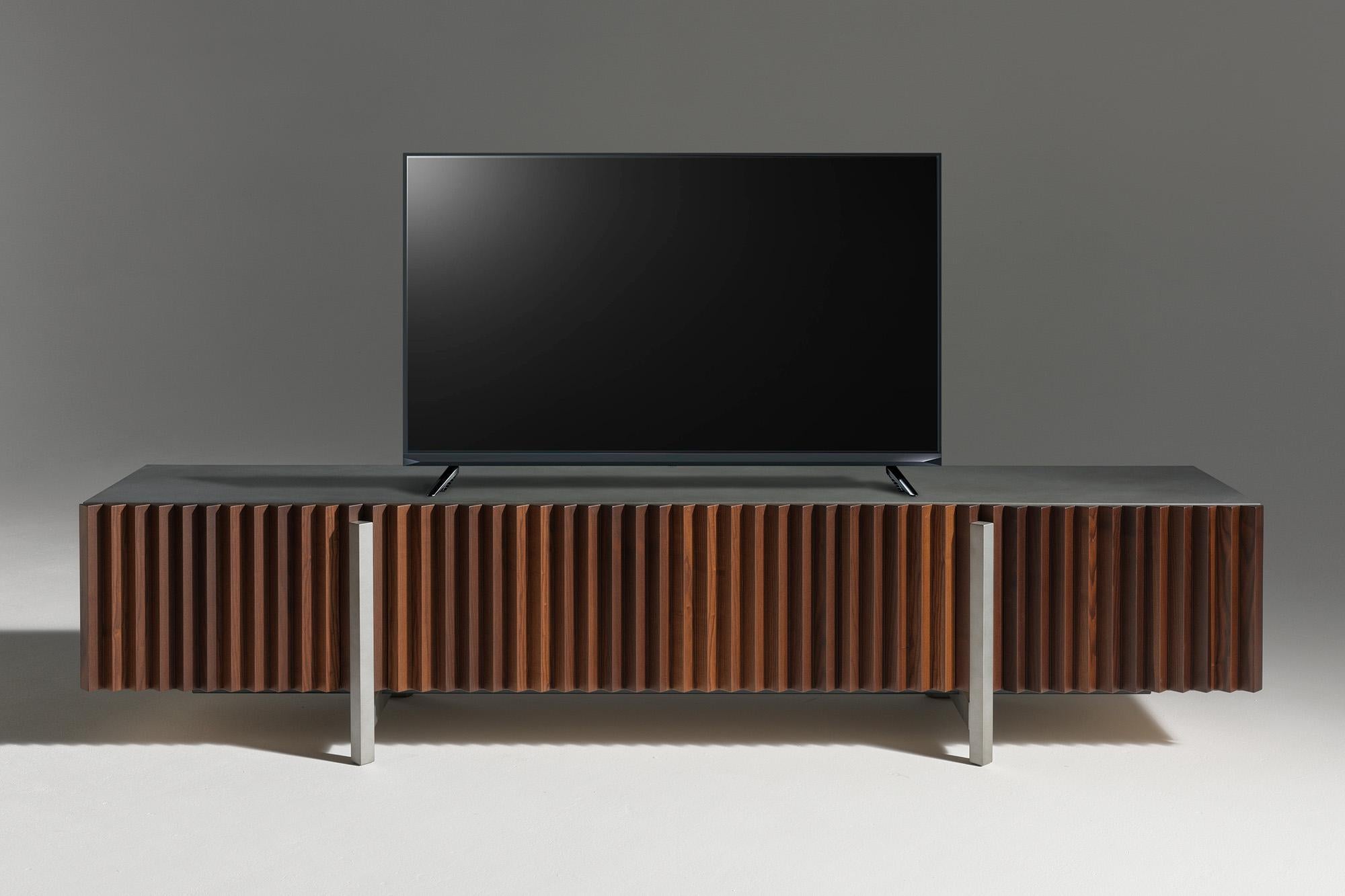 Design/One - TV NON INCLUSE

Meuble TV
Base avec pieds réglables H cm. 3

Disponible en
Cendres traitées thermiquement
Top-Light finition bronze clair
Finition cuivre
Finition laiton supérieur

Tailles
L 146 x P 58 x H 123 cm
L 204 x P 53,5 x H 93