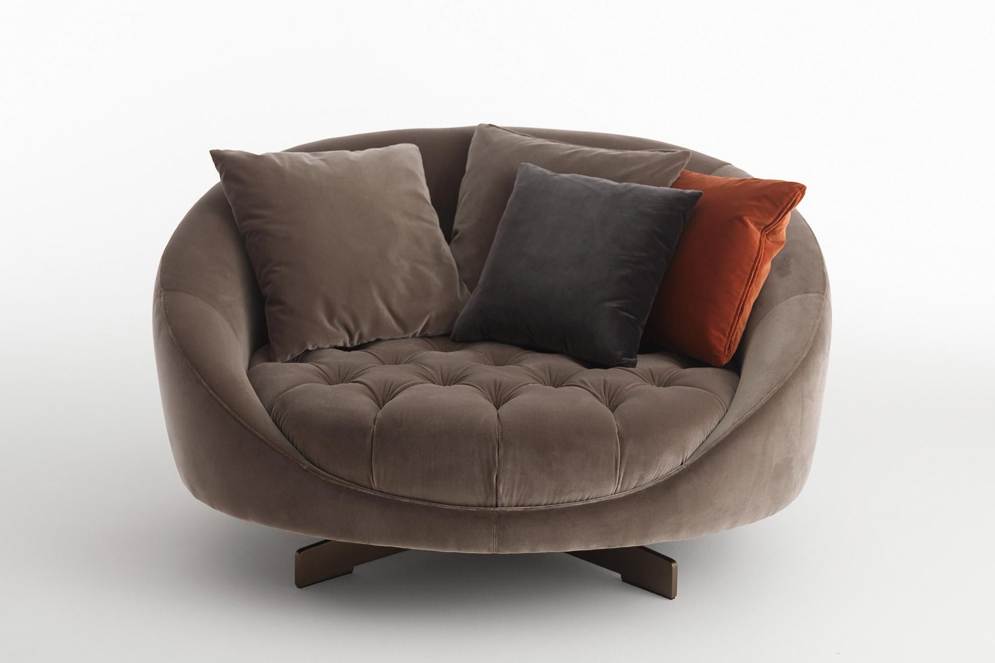 Hill Love Seat
Sofa with coffee table

Design MA Design

Removable swivel sofa, the upholstery can be in leather or fabric, the seat is finished with a capitonnè quilting. Seat with suspension for maximum comfort and durability.
Swivel table top in