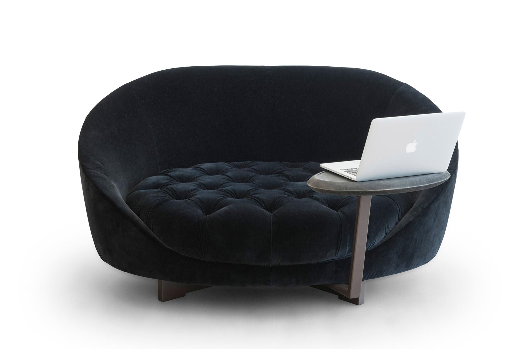 Canapé personnalisable Albedo Hill Love Seat avec table basse par MA DESIGN Neuf - En vente à New York, NY