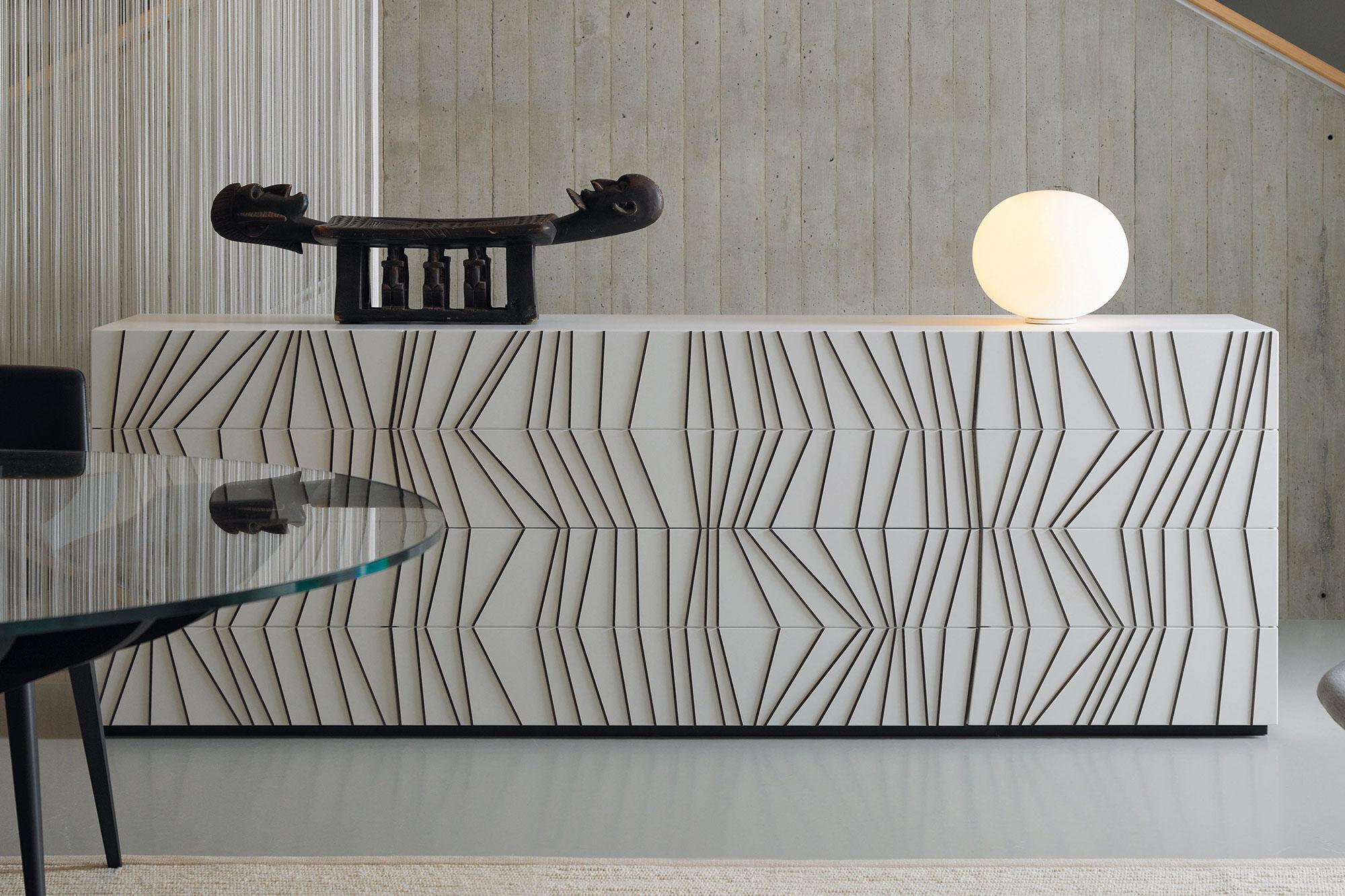 Buffet laqué avec inserts en bois, deux portes avec quatre étagères intérieures, deux tiroirs et des tiroirs intérieurs en option dans la première commode.
Structure en aggloméré fibreux de bois à faible poids spécifique laqué, portes en mdf laqué