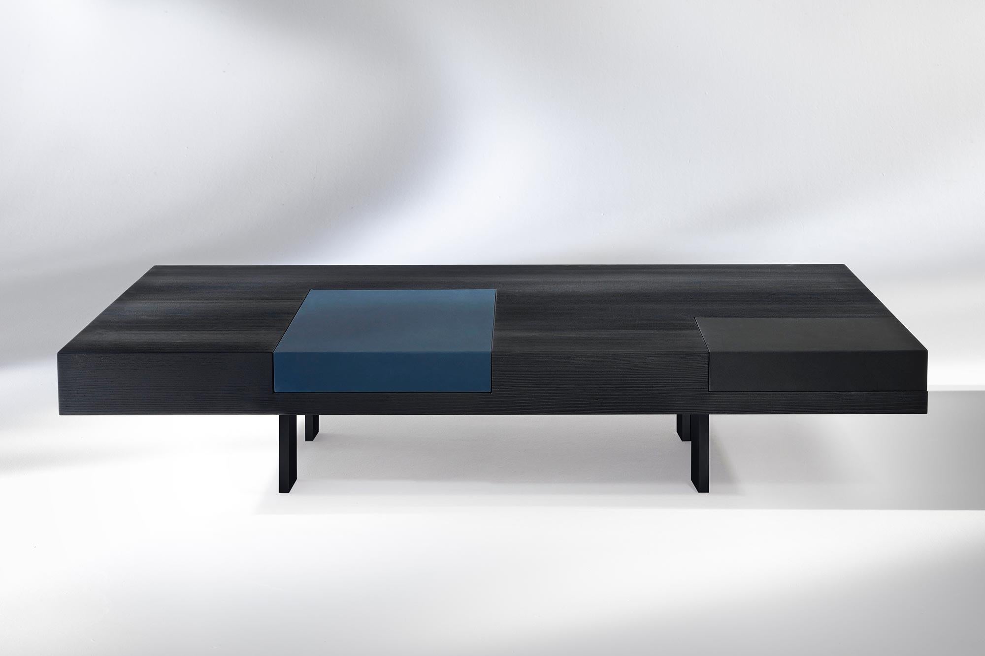 Tavolino da caffè 90×90 x H 25 e L 120 x P 90 x H 25 cm
Piano con alloggiamento per 2 vassoi laccati rimovibili 30×30 e 30×60.
Finiture larice spazzolato nero, vassoio laccato nero, rosso e blu.