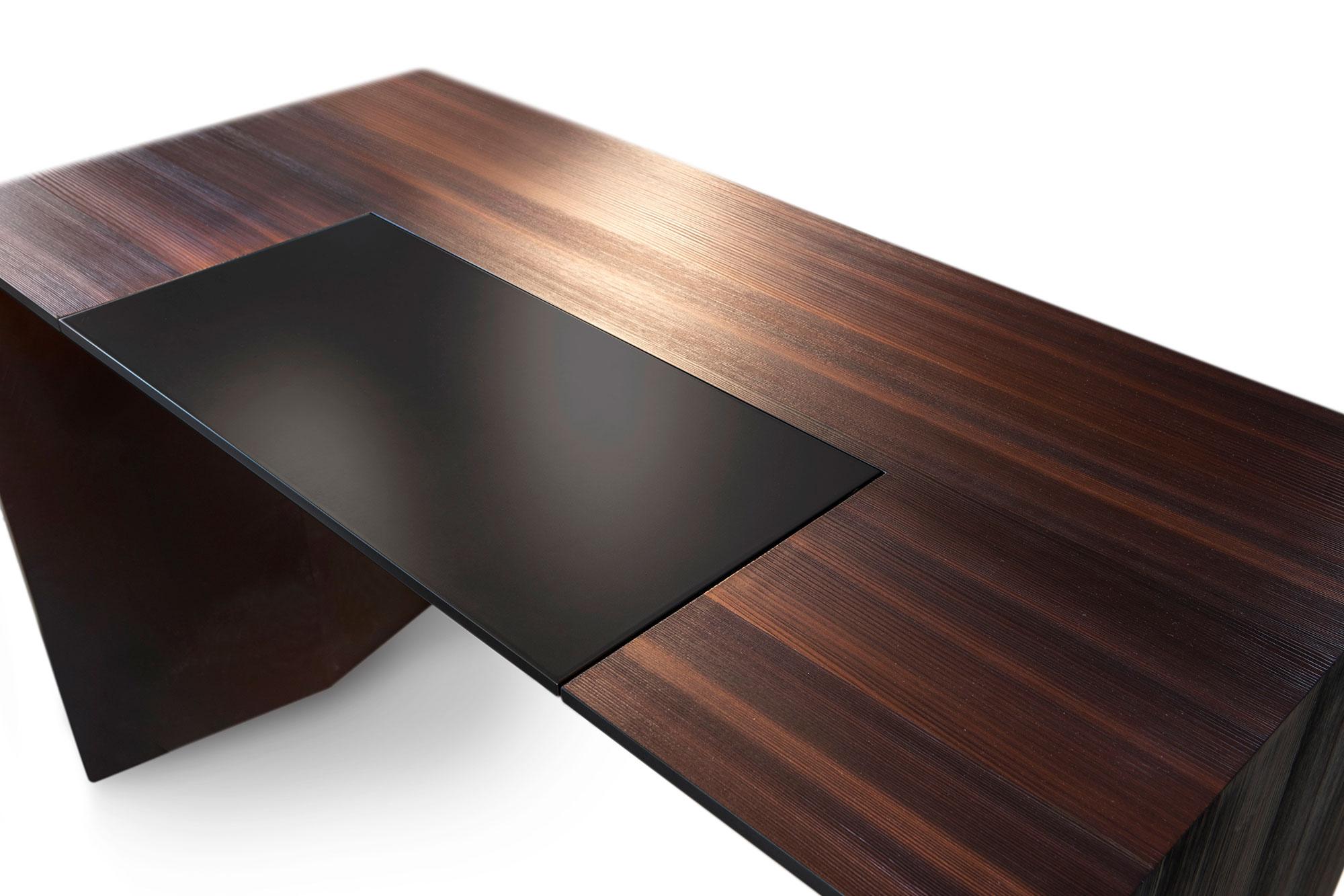 Console with shaped sides inside; 45 ° joint between top and side; 2 (version 90) or 3 drawers (120/150) retractable under the top, finish in white and black lacquered MDF.

Desk
“Home office” writing desk with internal shaped sides; 45 ° joint