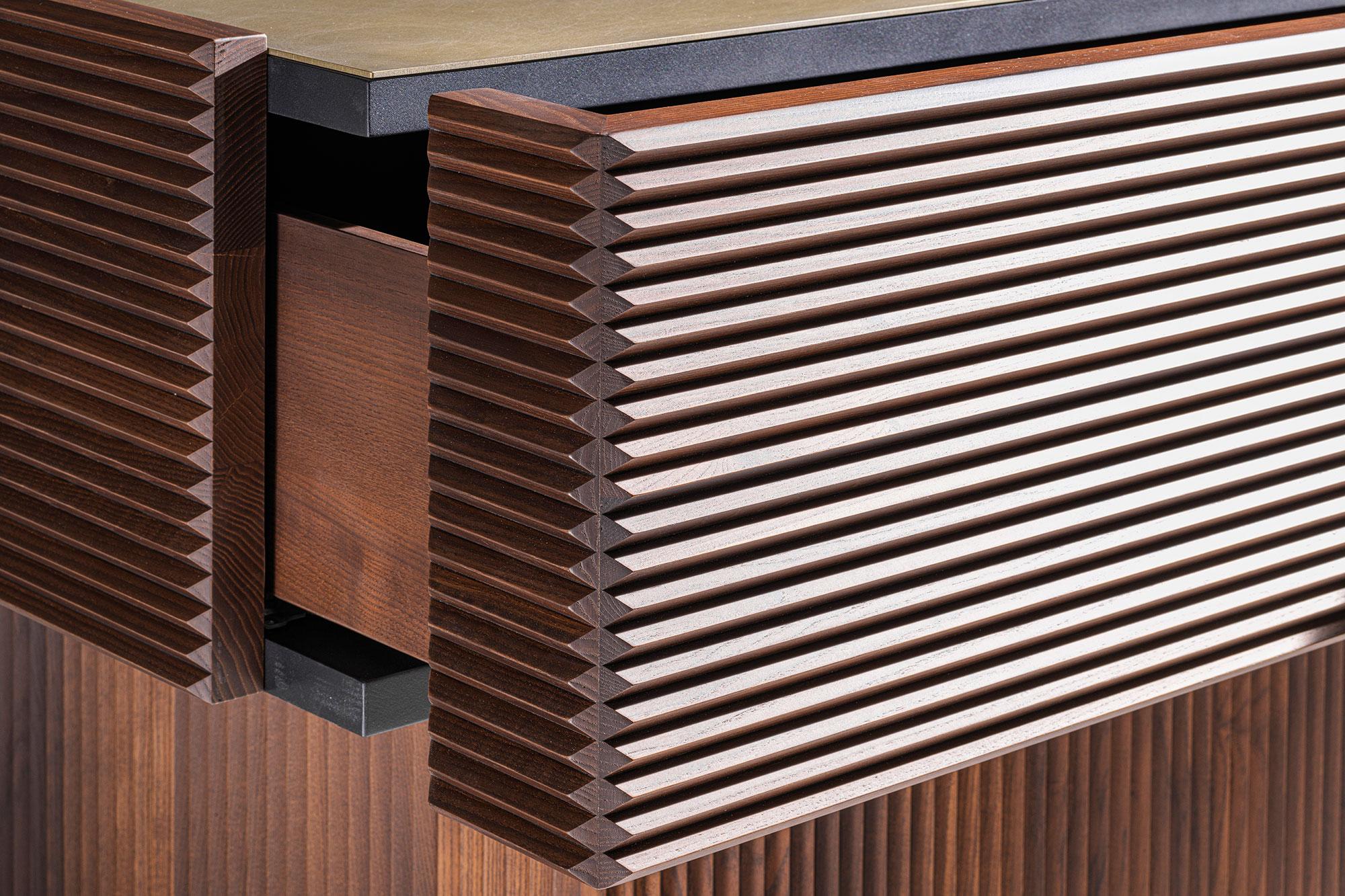 Available in
Heat-treated ash
Light bronze top finish
Copper top finish
Top brass finish

Sideboard composed of two units,
the upper part with 3 drawers with
soft-running guides, the lower one with
3 doors.
In the lower part we have 1 shelf for
each