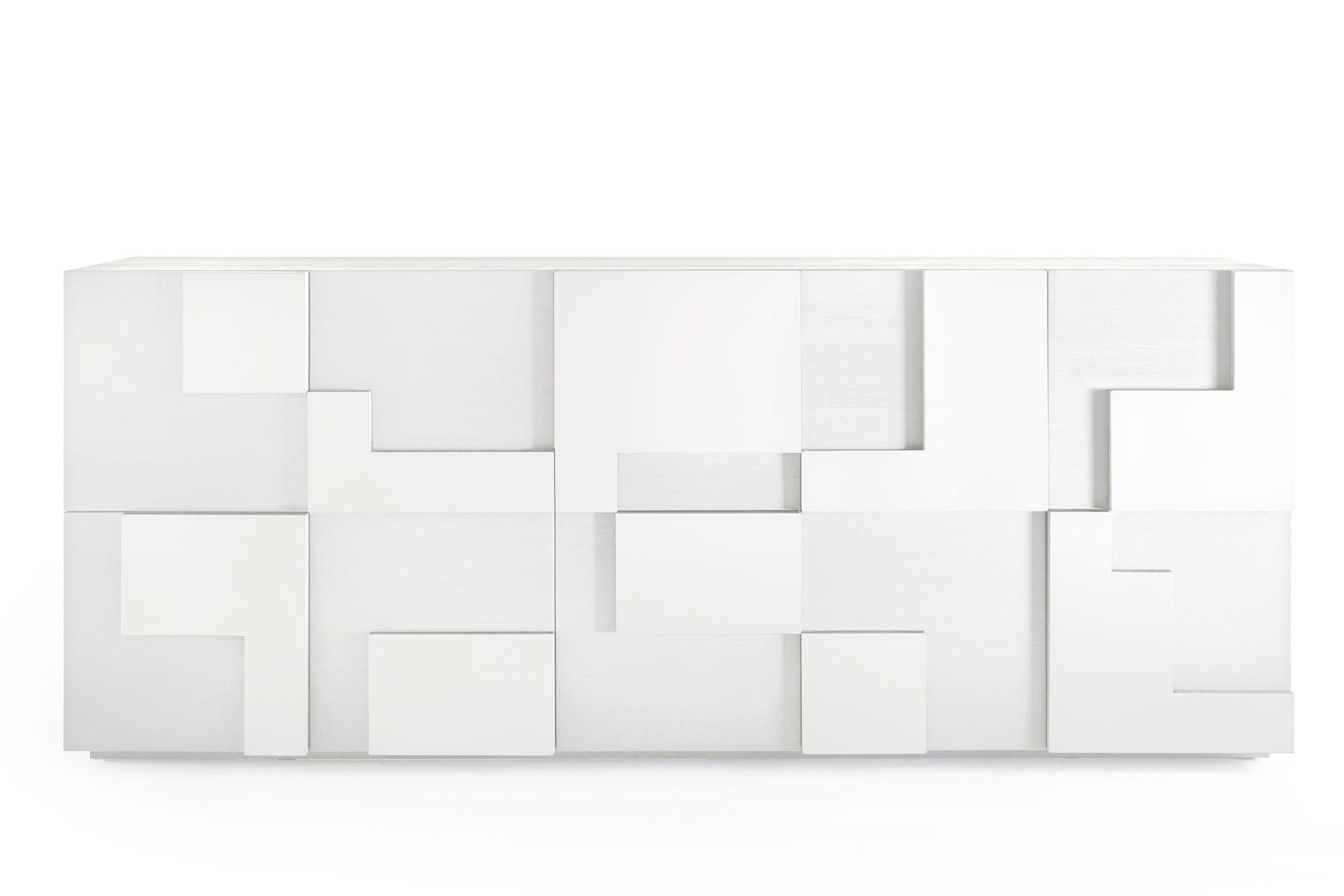 Credenza con frontali in larice massiccio spazzolato termotrattato e tinto, disponibile anche in bianco, nero e colori RAL su richiesta.
2 ante laterali e 2 cassetti estraibili centrali da 120 cm. Finitura speciale in metallo verniciato nelle