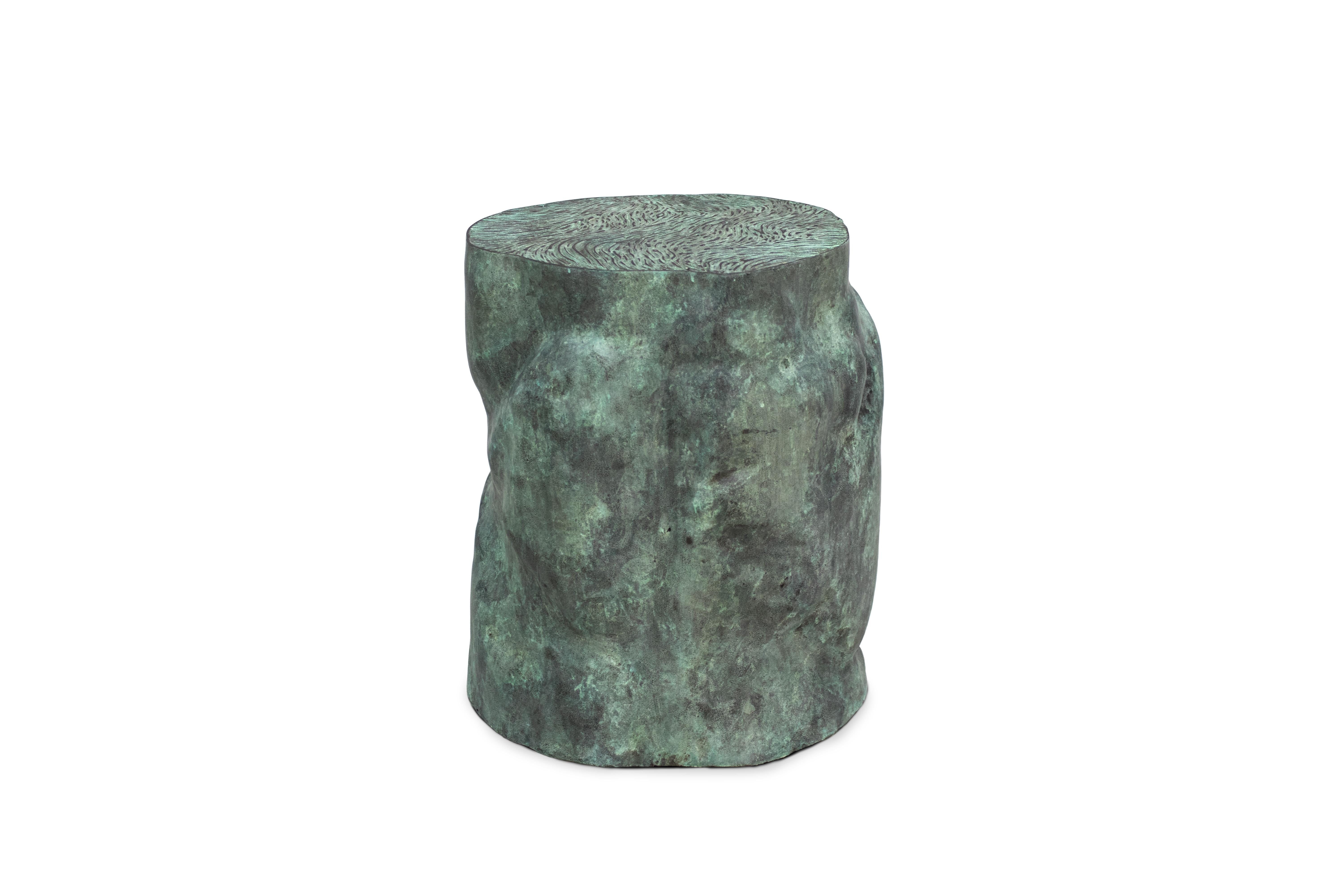 Mesa auxiliar de exterior Itá

Inspirada en la fuerza atemporal de la piedra, la Mesa auxiliar Itá es un elemento esencial en cualquier espacio, que lleva las marcas de la tierra y la historia. Con formas irregulares y excavaciones orgánicas, esta