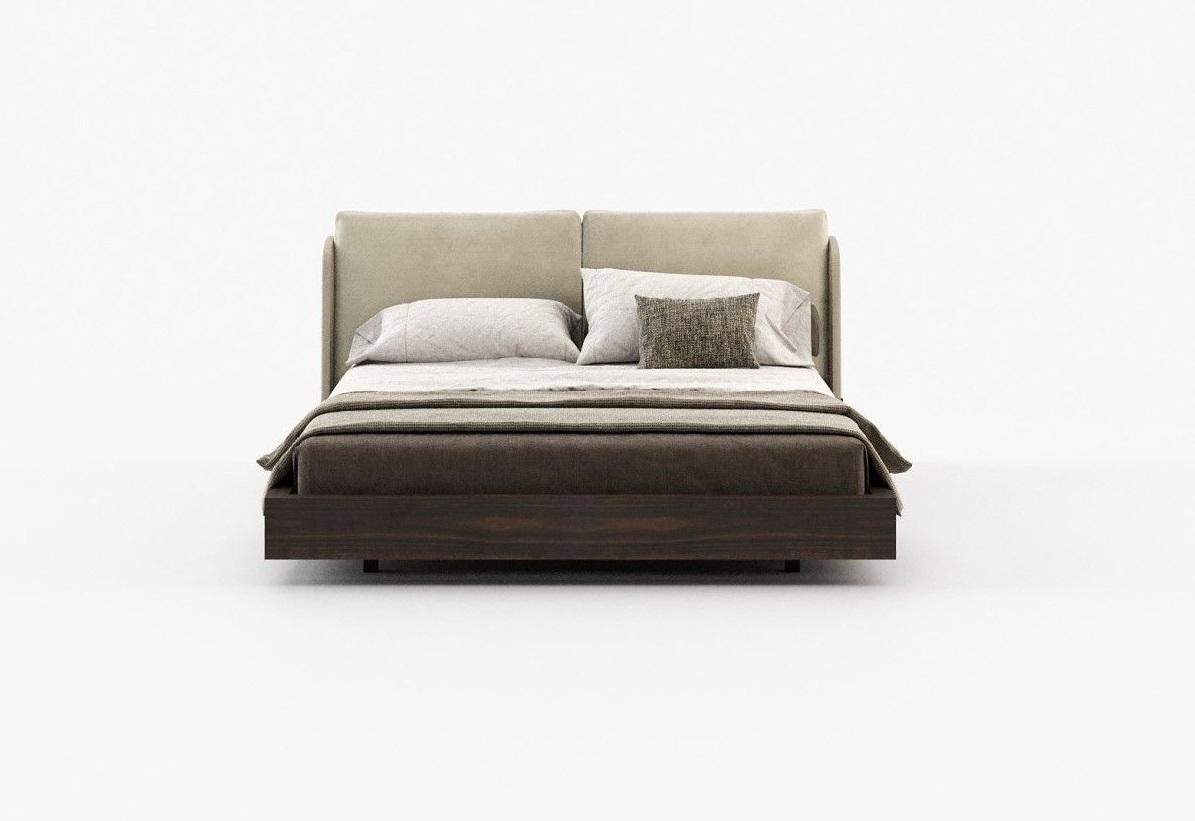 Key Features:
Contemporary Design: Features clean lines and a minimalist aesthetic, ideal for modern interiors.
Upholstered Floor Standing Headboard: The plush, upholstered headboard provides a comfortable backrest, perfect for reading or relaxing