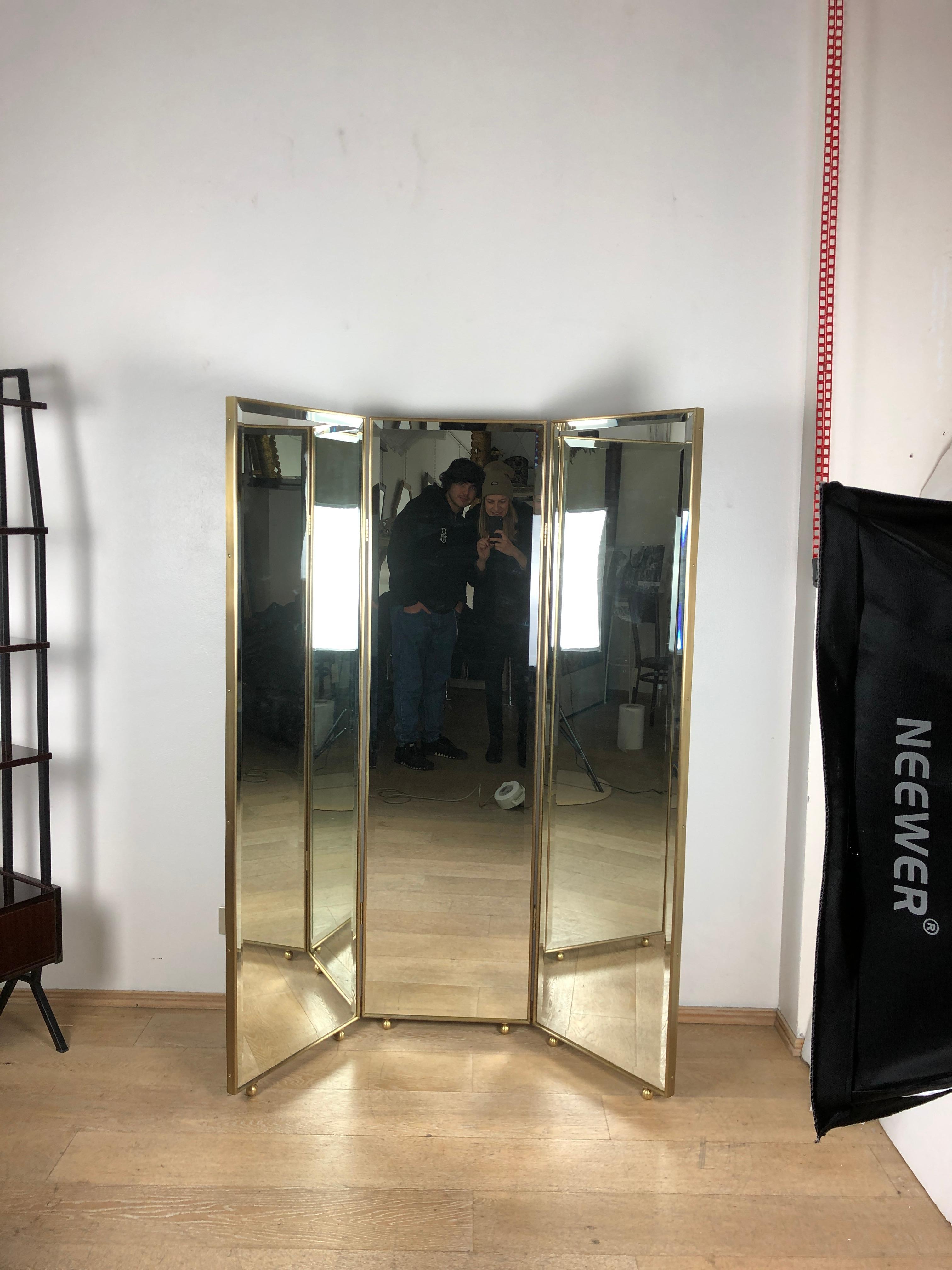 Customizable Art Deco style mirrored three panels brass frame screen

Screen composed by three mirrored panels and brass frames. Ideal as room divider, to decor a fitting room, a wardrobe, to decor a dark edge of a room. This is a complete