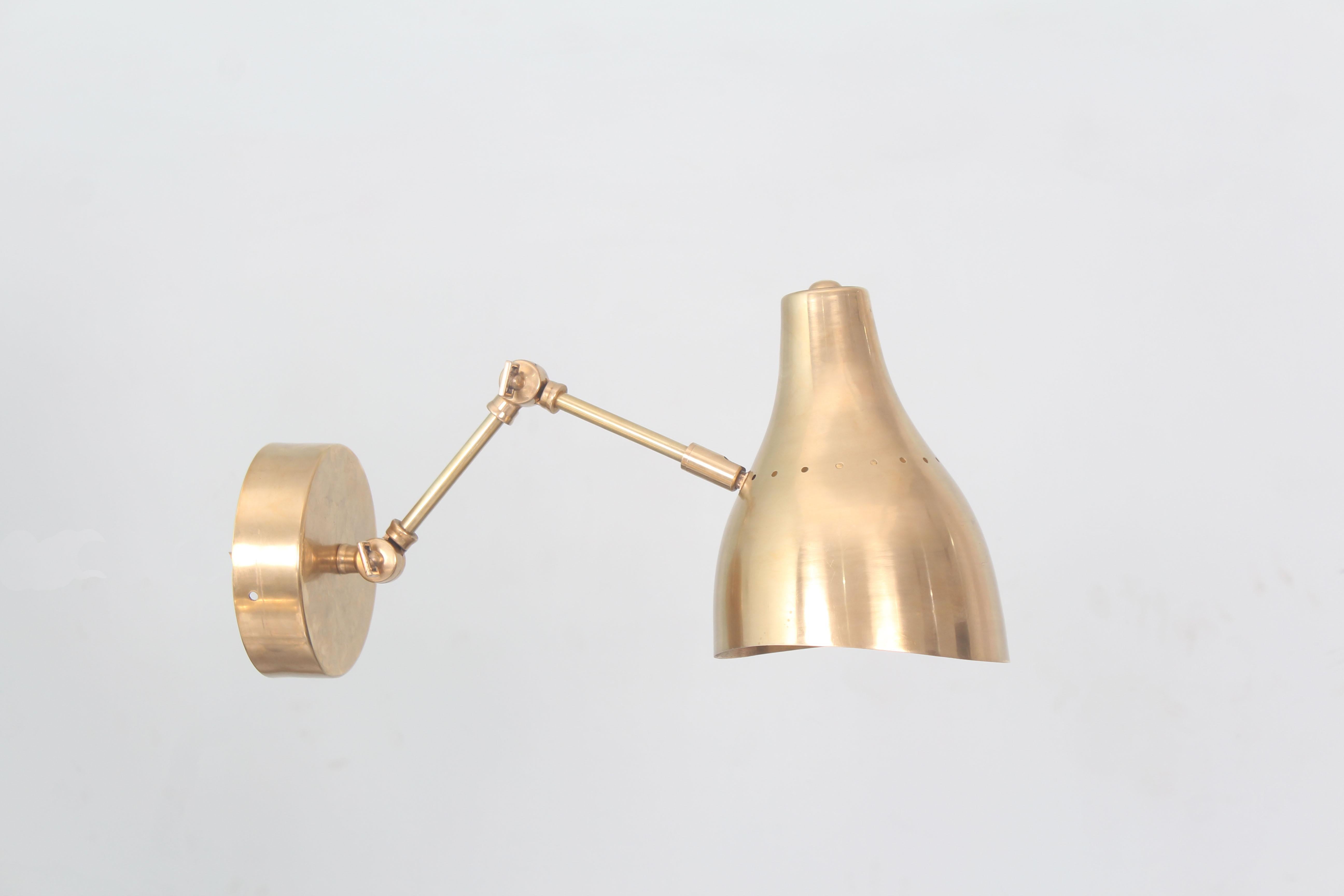 Mid-Century Modern Customizable Articulated Brass Wall Sconce Model Reed 5 For Sale