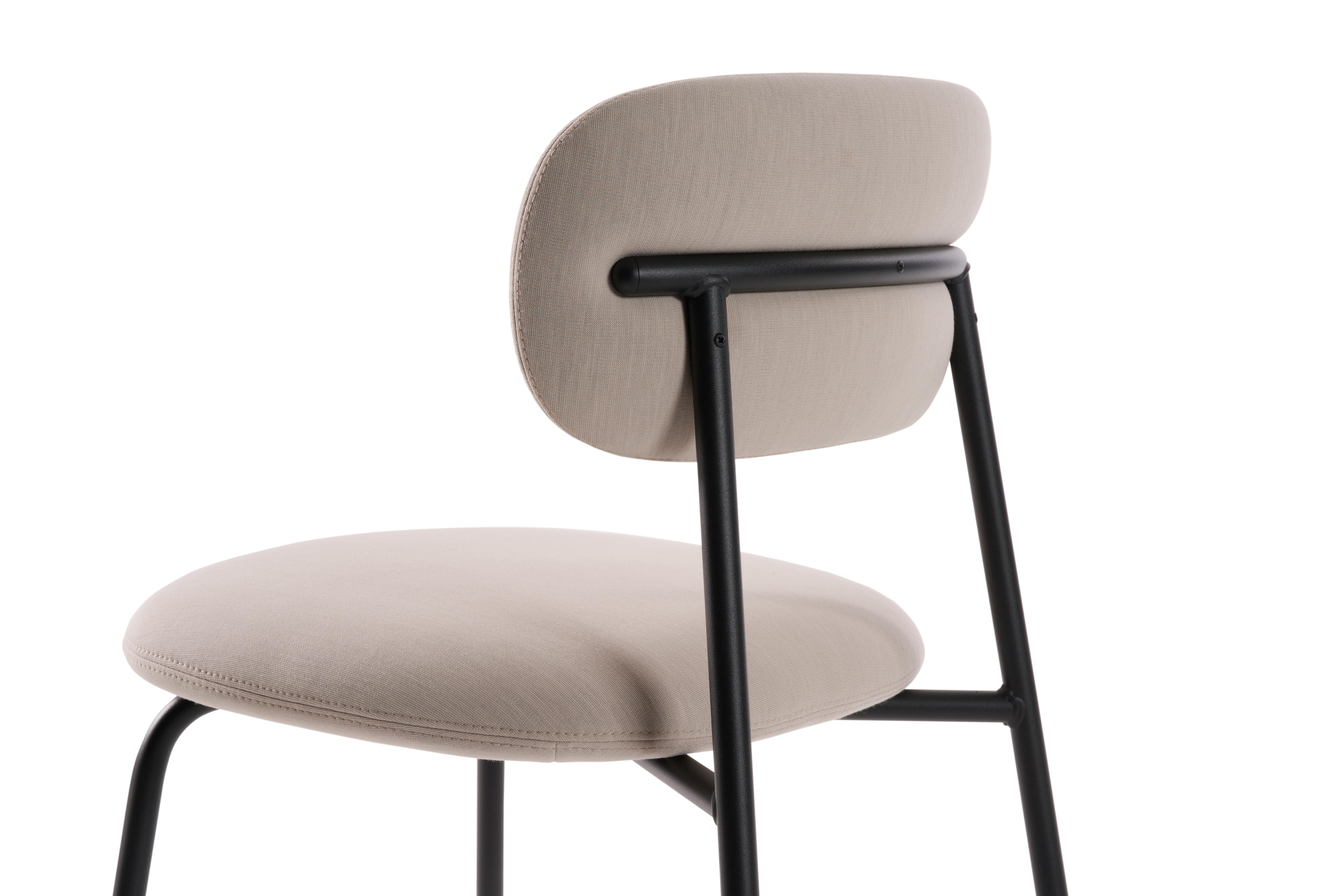 Néerlandais Chaise Artifort Aloa personnalisable conçue par Khodi Feiz  en vente