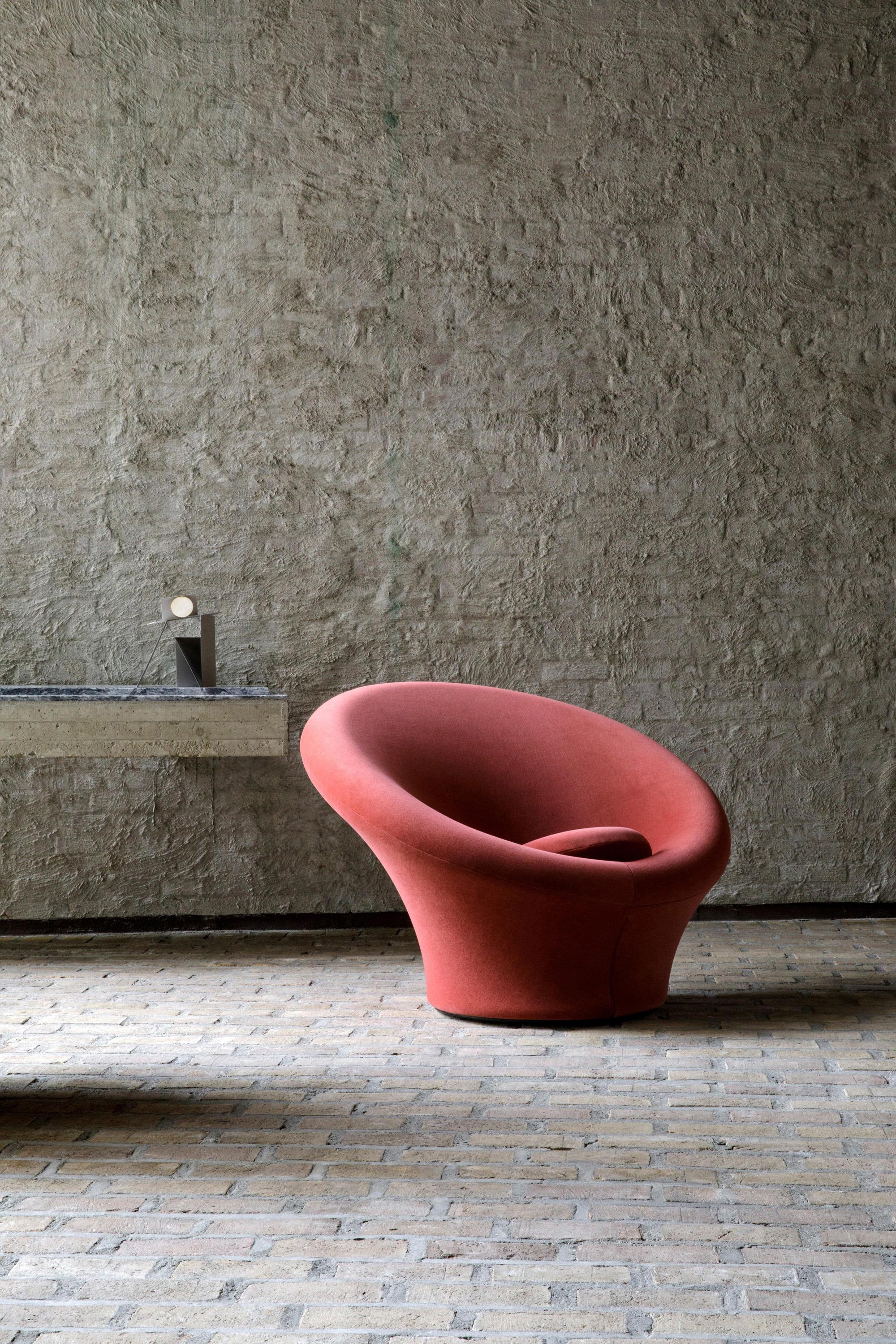 Un design aussi clairement Artifort que le champignon nous tient à cœur. Le designer Pierre Paulin s'est distingué avec ce fauteuil à la forme originale, aux couleurs vives et à la technique de fabrication révolutionnaire pour l'époque. L'idée du