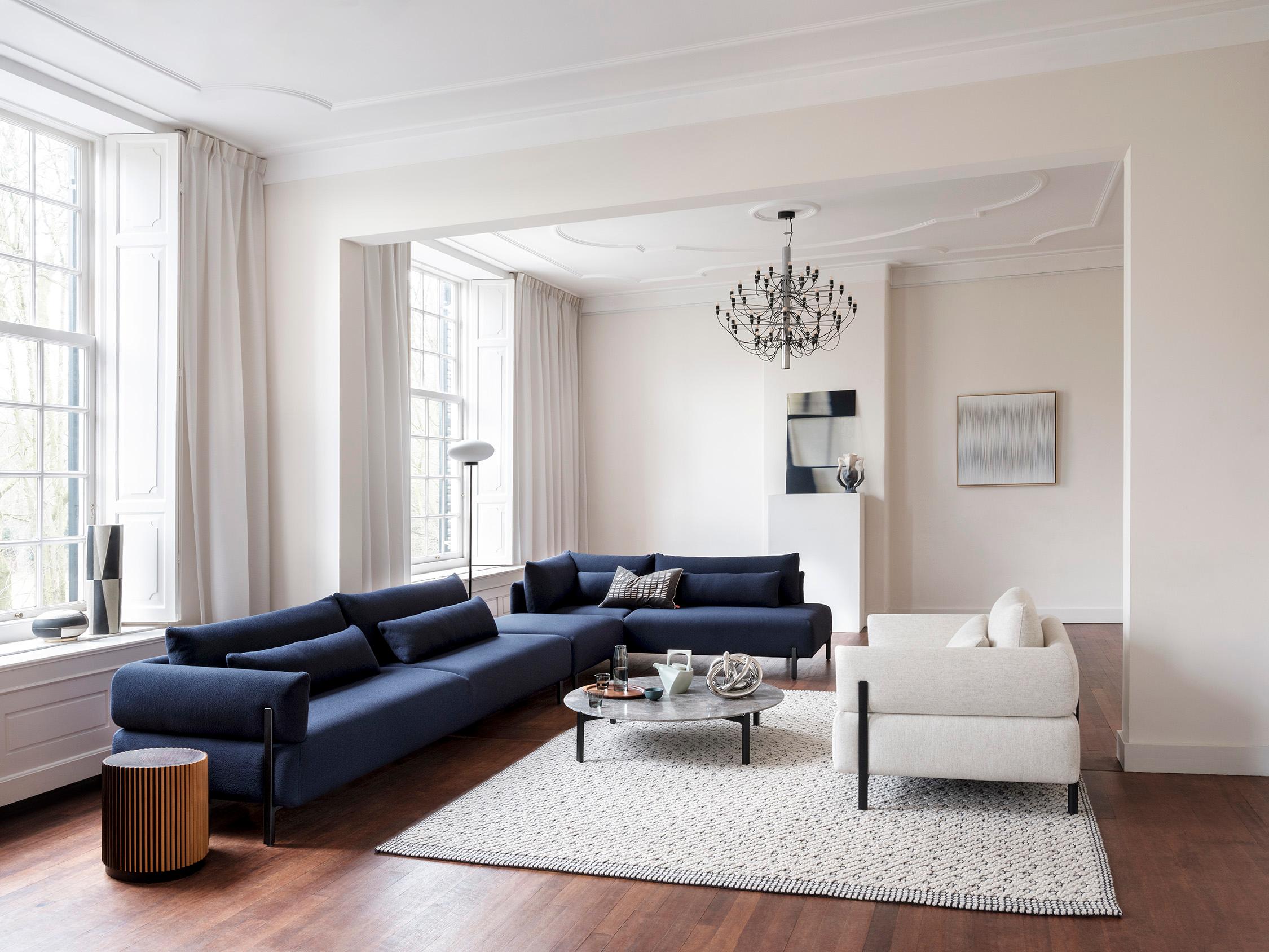 Forte ist ein elegantes und luxuriöses High-End-Sofaprogramm mit einem äußerst bequemen tiefen Sitz, weichen, abgerundeten Ecken und einem einladenden Design. Die ausdrucksstarken, minimalistischen Beine aus Aluminiumguss sind ein bestimmendes