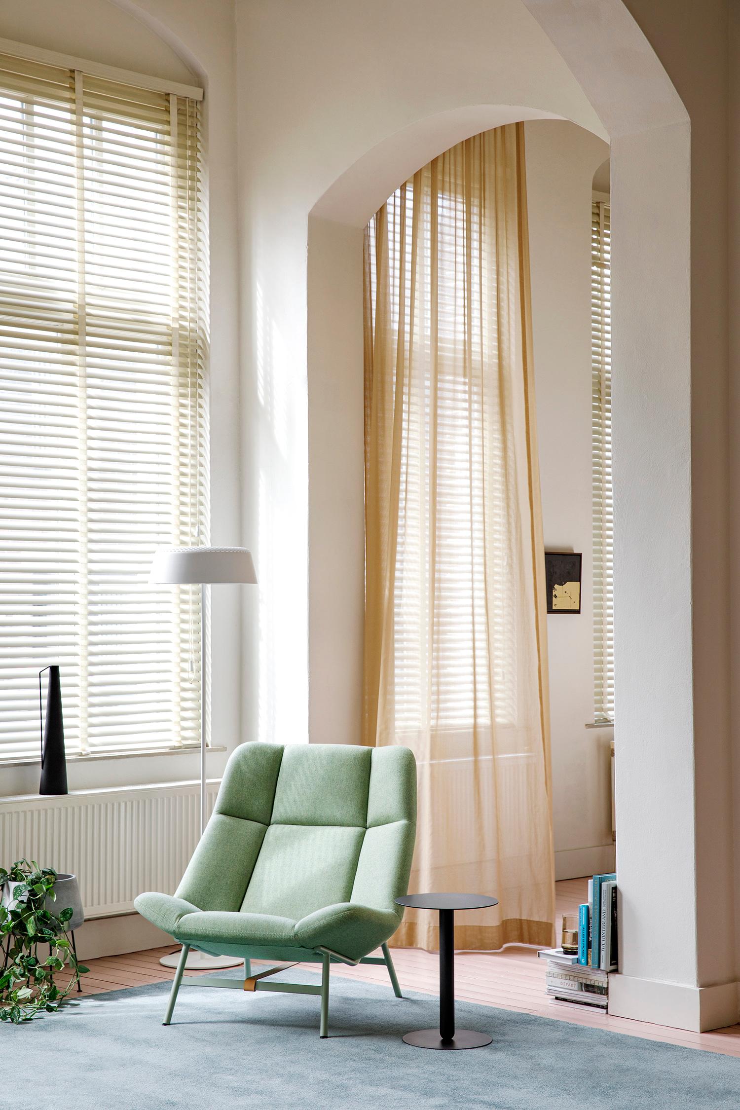 Soft Facet ist ein komfortabler, einladender Loungesessel mit einem ausgeprägten Detailreichtum. Seine offene, einladende Form fühlt sich an wie die weiche Umarmung einer geometrisch gestickten Decke, die dazu einlädt, sich zurückzulehnen, zu