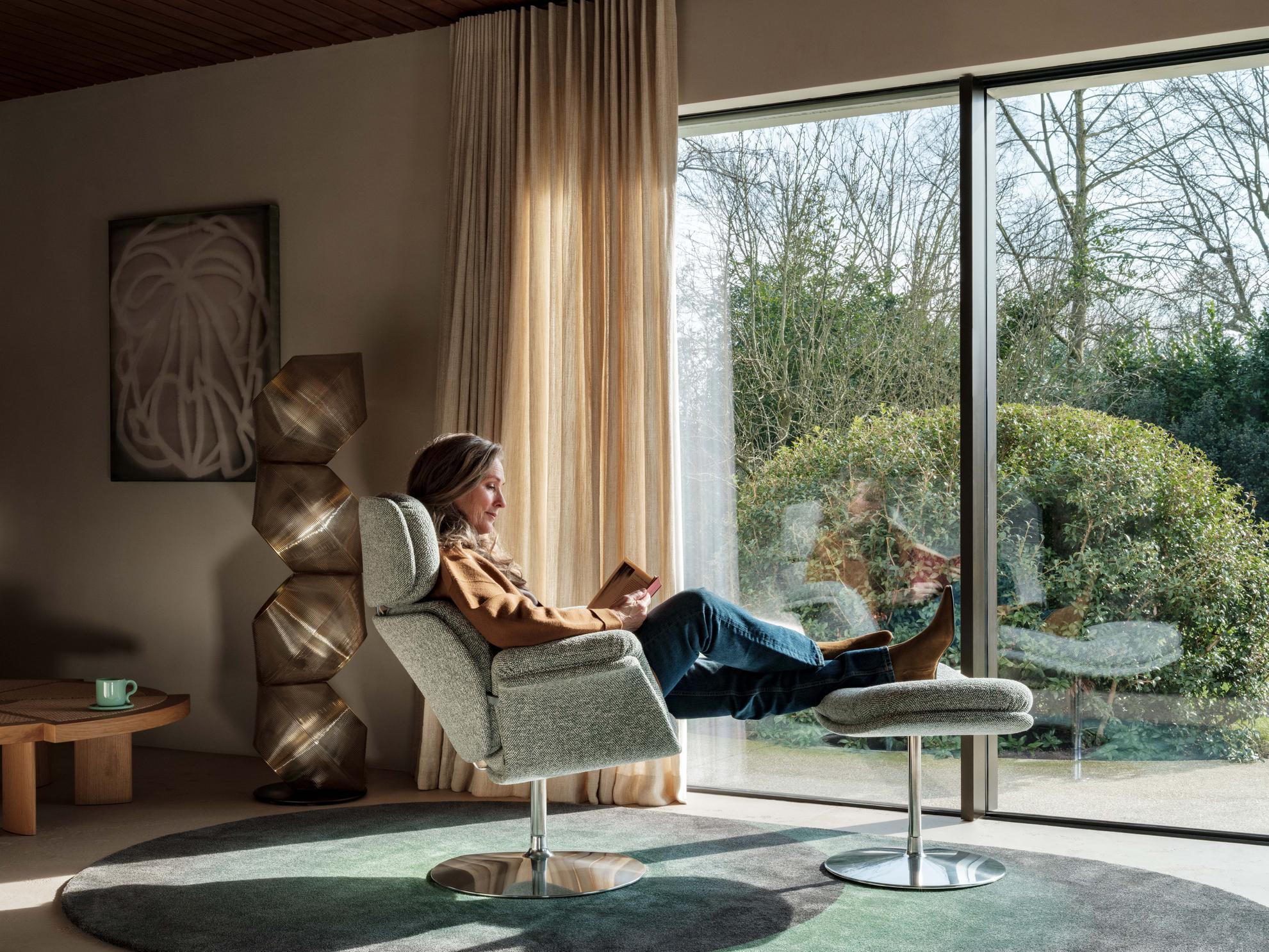El Tulipán F550, diseñado por Pierre Paulin, es un auténtico clásico moderno de mediados de siglo. Fusión perfecta de elegancia, confort e innovación, este sillón visualmente impactante es muy versátil y ergonómico. Inspirada en los pétalos de un
