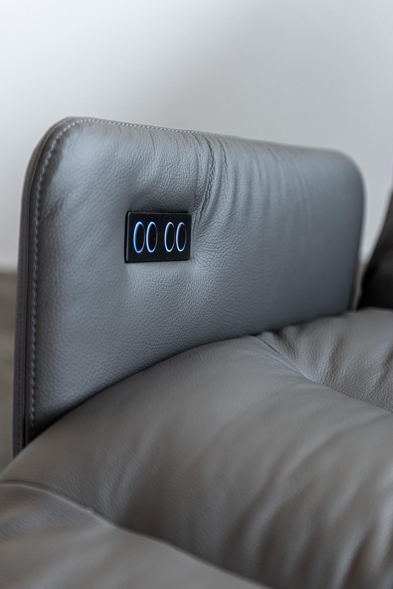 Prix indiqué pour le cuir de départ.
Moins cher en tissu
Nombreux matériaux de rembourrage disponibles 

PROFONDEUR : 86-169 CM / 33.,966.5 INCHES

Fauteuil avec appui-tête17 commande des fonctions électriques par
élément de commande intégré