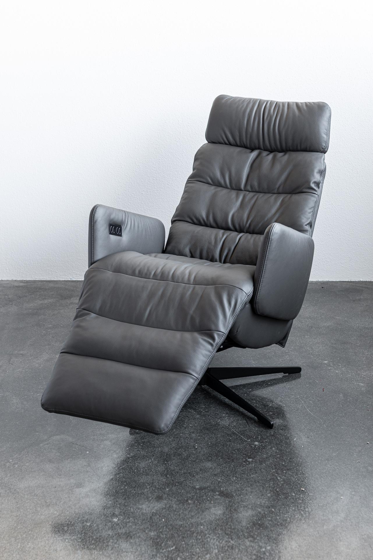 Allemand Fauteuil relax pivotant Arva personnalisable par KFF en vente
