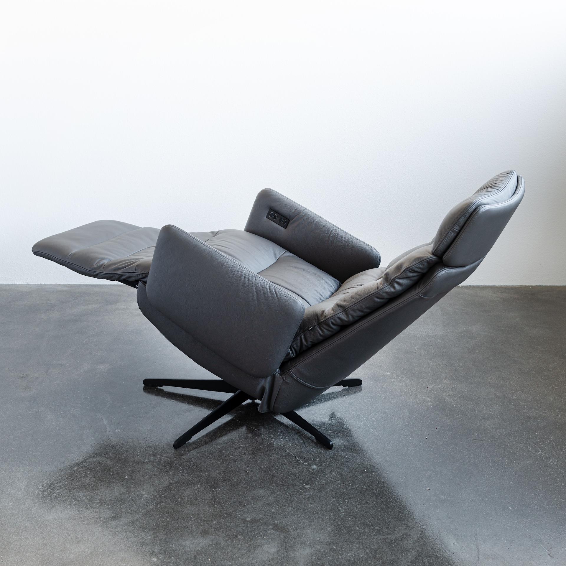 Fauteuil relax pivotant Arva personnalisable par KFF Neuf - En vente à New York, NY