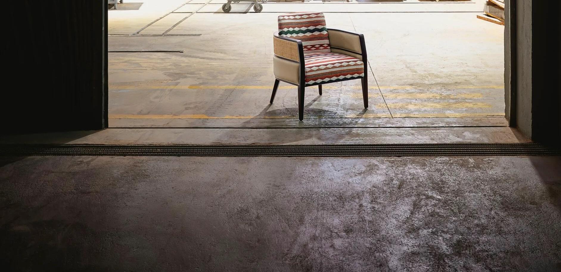 Anpassbarer Barhocker mit Leder- und Rattandetails (Handgefertigt) im Angebot