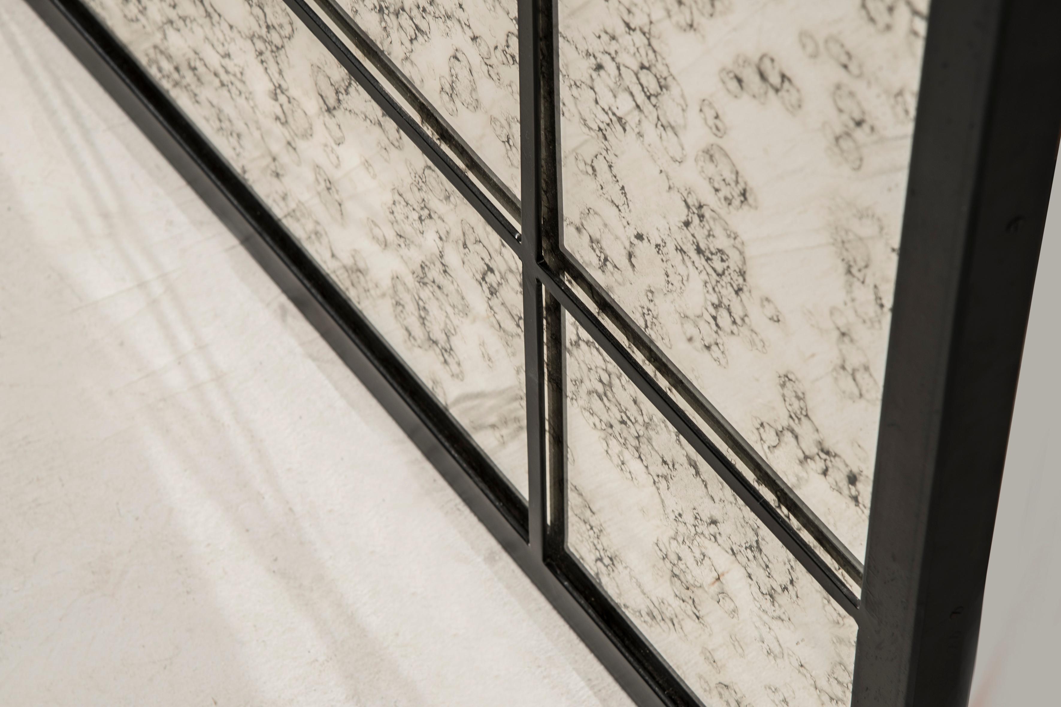 XXIe siècle et contemporain Miroir 100x200 personnalisable avec cadre en fer noir et effet vieilli en verre, aspect fenêtre en vente