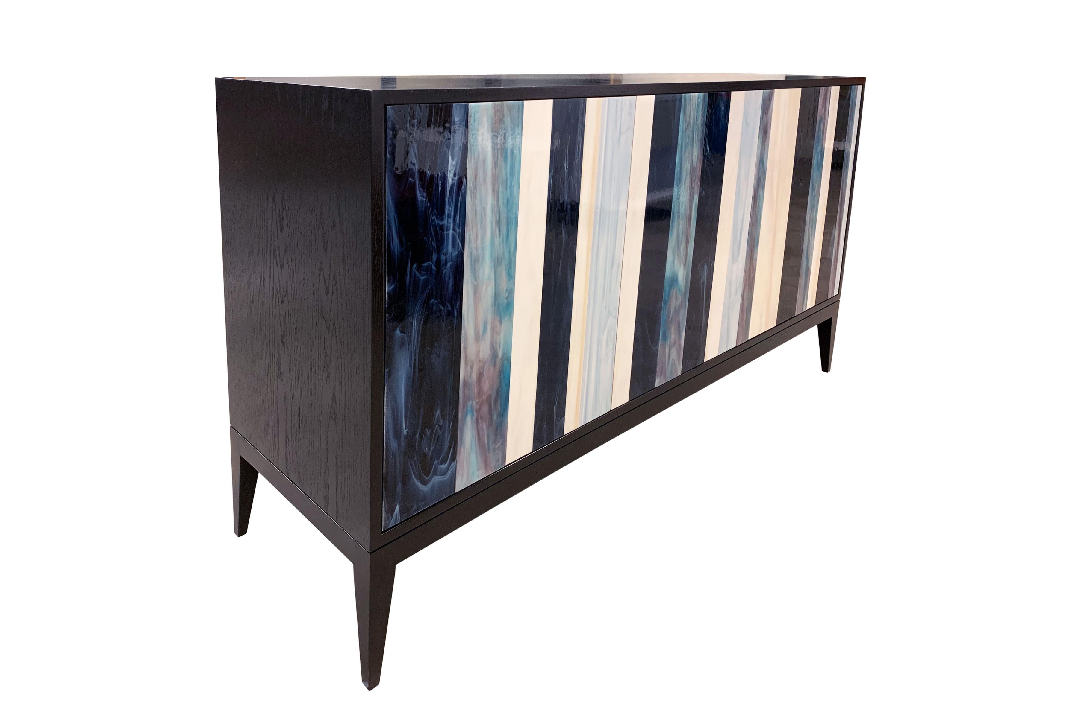 Modernes schwarzes Milano Linea-Buffet aus blauem/ elfenbeinfarbenem Glasmosaik von Ercole Home (amerikanisch) im Angebot