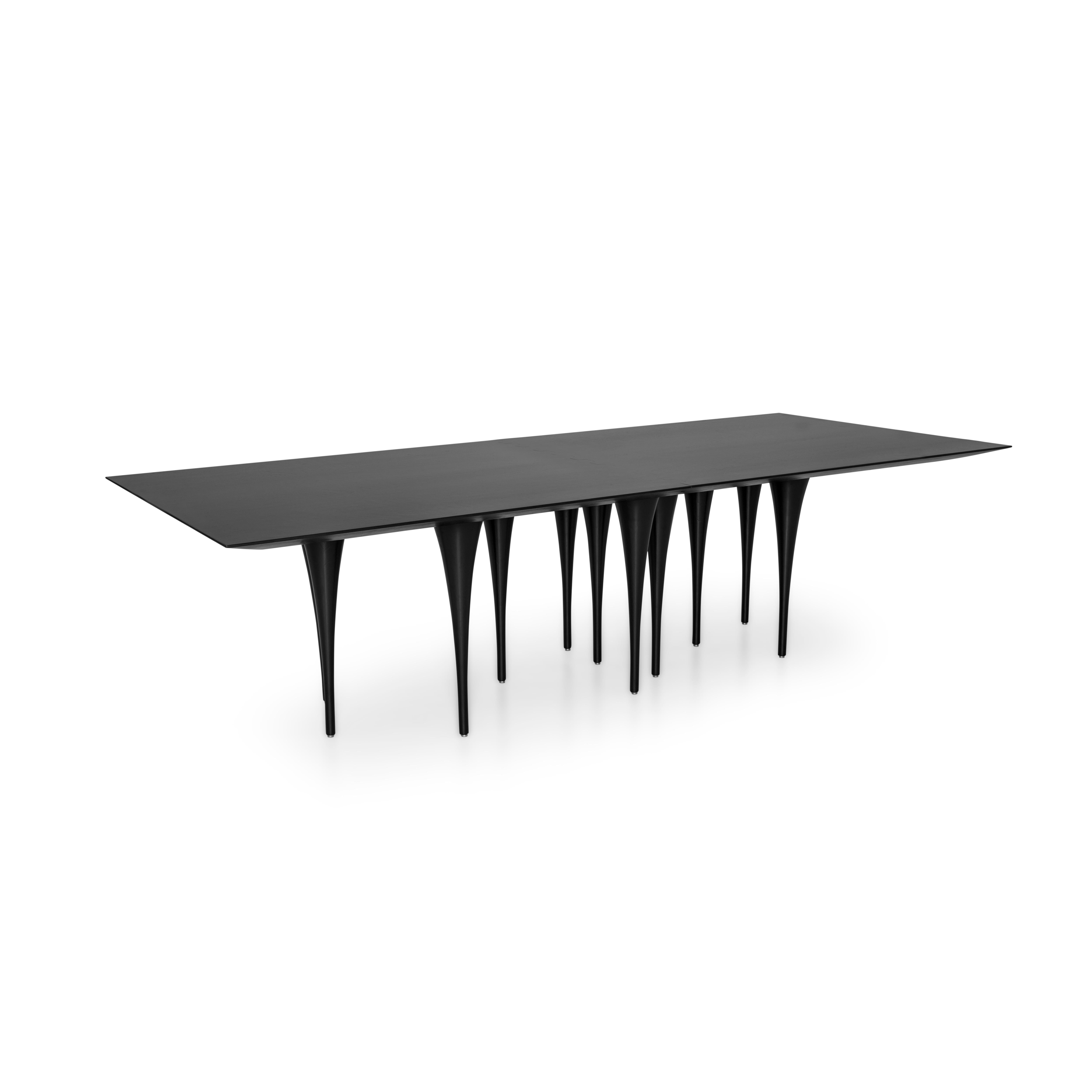 Table de salle à manger d'inspiration gothique, conçue par Sérgio Batista pour Uultis Design, avec un plateau de 110 pouces en placage de chêne noir et 12 pieds. *Veuillez vérifier la disponibilité avant l'achat. 

La table de salle à manger Pin