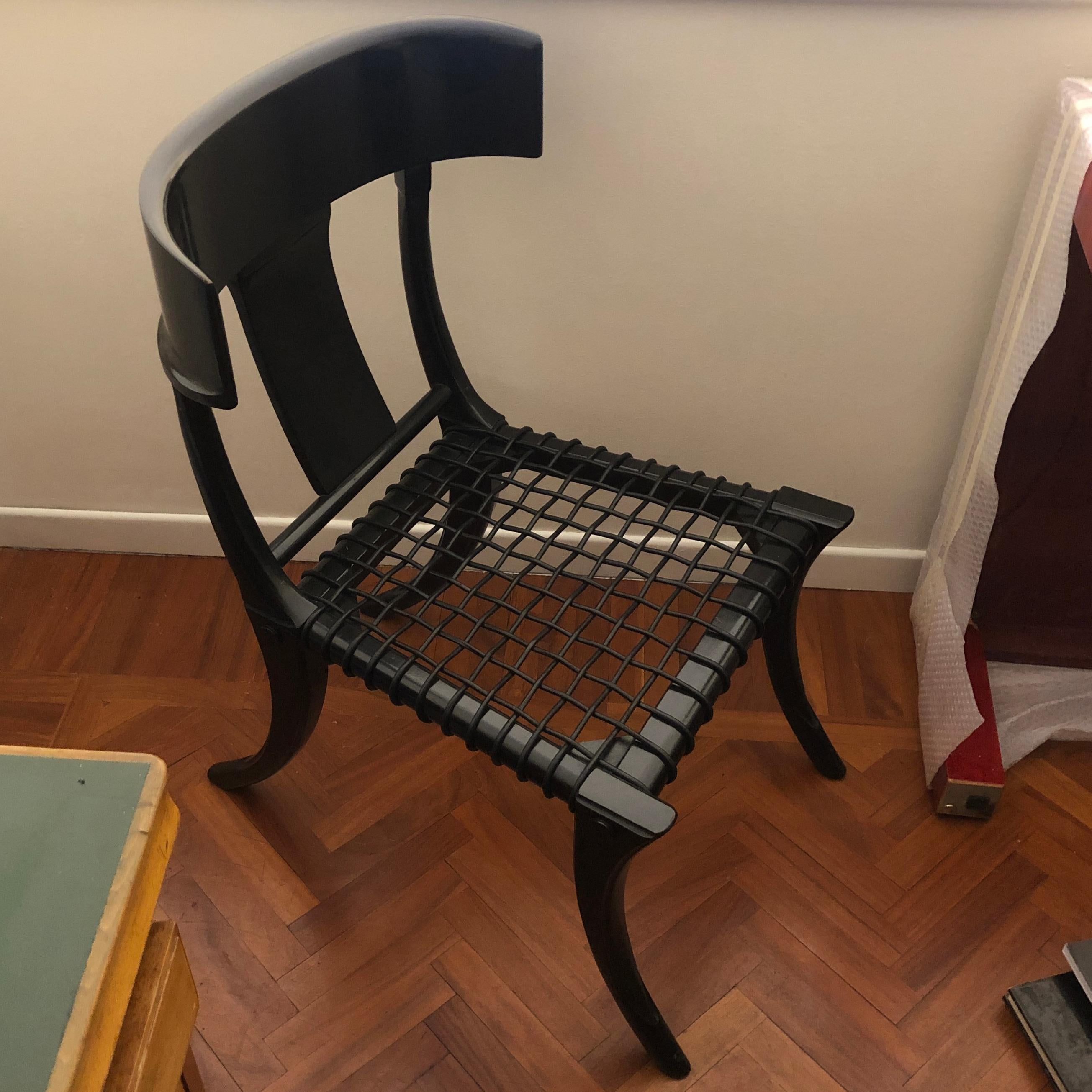 Anpassbare Schwarz gewebte Leder Säbelbeine Klismos Stühle Andere Farben möglich im Angebot 1