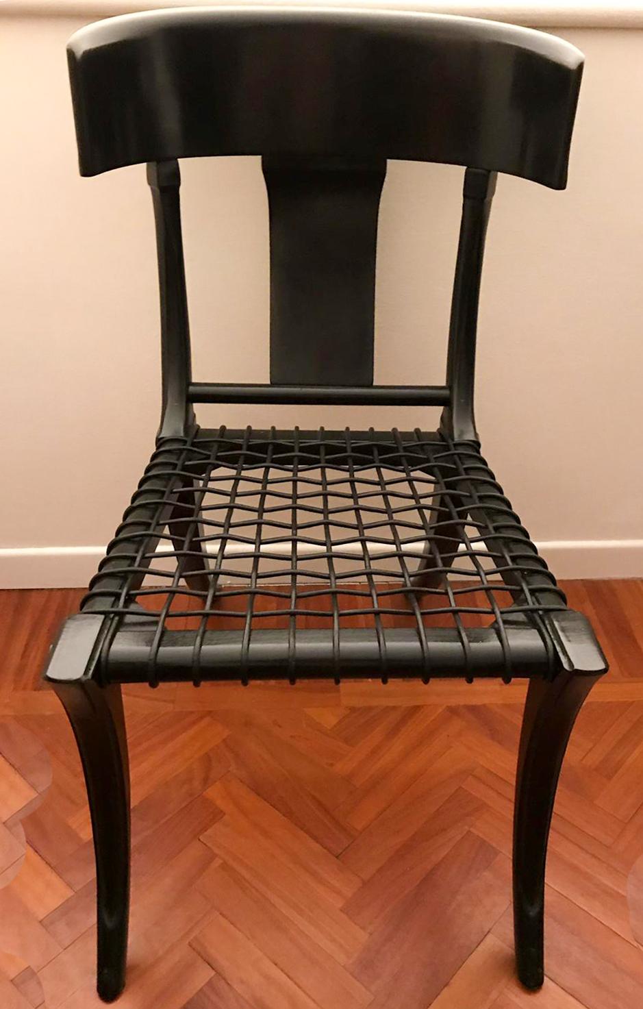 Sedie Klismos con gambe a sciabola in pelle nera personalizzabili Altri colori possibili in vendita 1