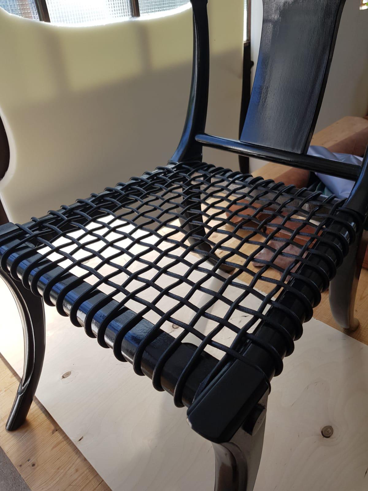 Anpassbare Schwarz gewebte Leder Säbelbeine Klismos Stühle Andere Farben möglich im Angebot 3