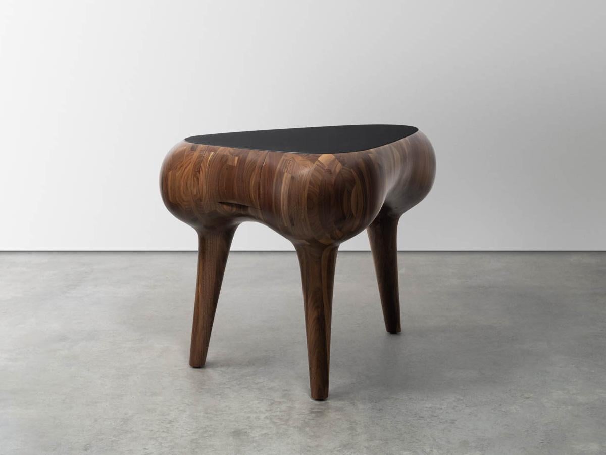 Moderne Table d'appoint en bois personnalisable BLOCK par Richard Haines, en noyer en vente