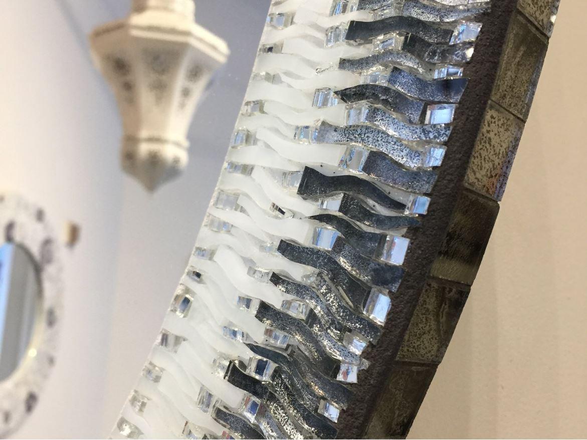 Der runde Spiegel brera von Ercole Home hat einen Rand von 2,5''.
Handgeschliffenes Glasmosaik in Fume, Eisweiß und Spiegel schmückt die Oberfläche im Brera-Muster.
Sondergrößen und -ausführungen sind erhältlich.
Hergestellt in New York City.
