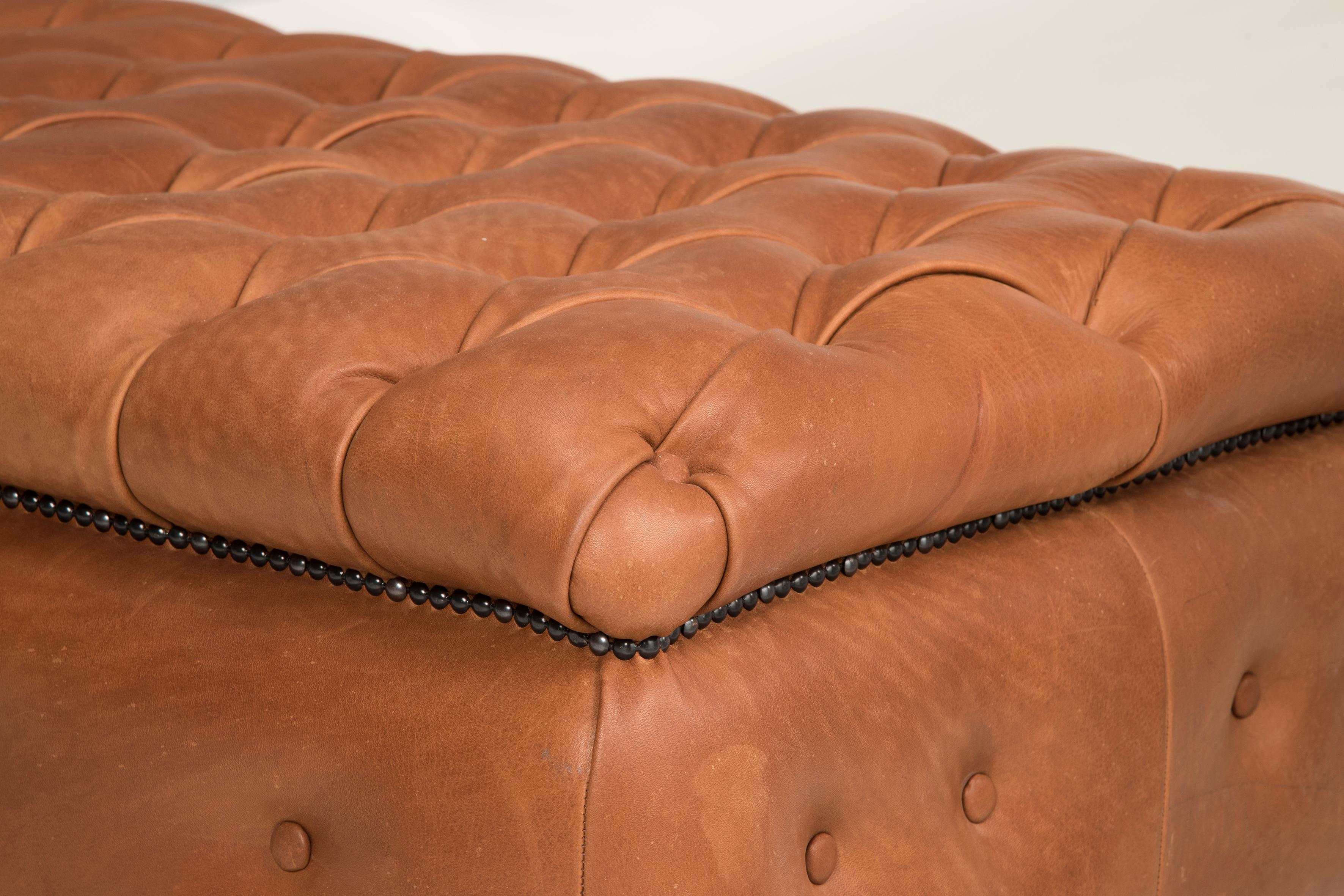 XXIe siècle et contemporain Pouf Capitonn personnalisable en cuir marron Disponible dans d'autres couleurs de forme en vente
