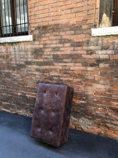 Maßgefertigter brauner Vintage-Lederhocker in anderen Farben, Formen und Größen erhältlich