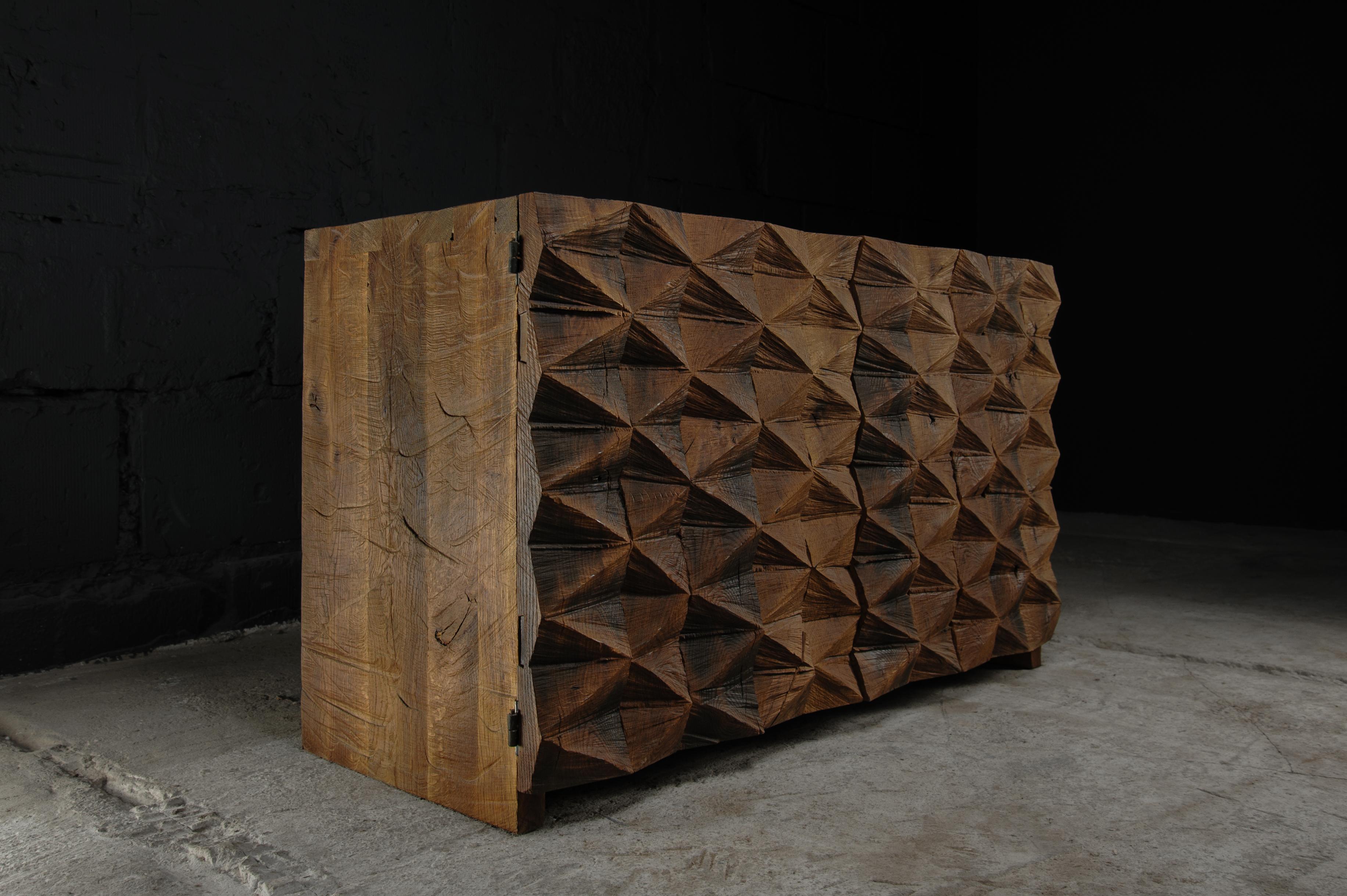 Armoire sculptée contemporaine brutaliste en chêne massif foncé, motif en forme de diamant

Matériaux :
chêne massif (+ huile de lin)
Sculptée à la main par l'artiste

Dimensions : H. 71 x 120 x 52 cm : H. 71 x 120 x 52 cm

Le studio de design Sóha