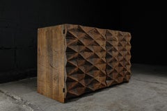 Individuell gestaltbarer Schrank, Eichenholz, Brown, Rautenmuster, geschnitzt